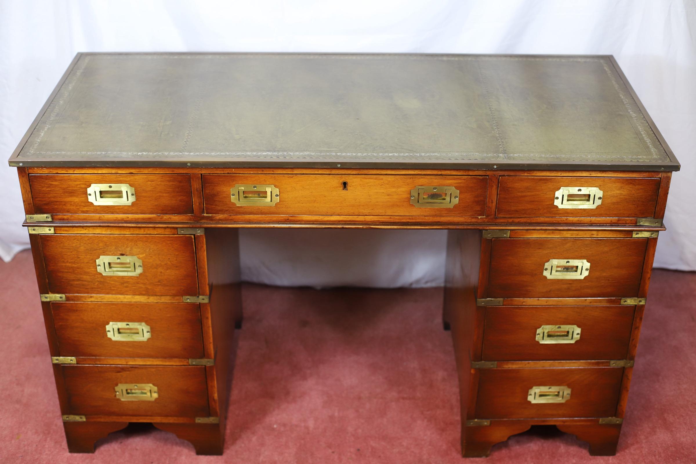 Wir freuen uns, für den Verkauf dieser atemberaubenden XX Jahrhundert Mahagoni Military Style Pedestal Brass Bound Pedestal Schreibtisch, Leder oben, drei obere Schubladen, flankierende Sockel, drei Schubladen mit Messing-Einsatz Griffe, auf