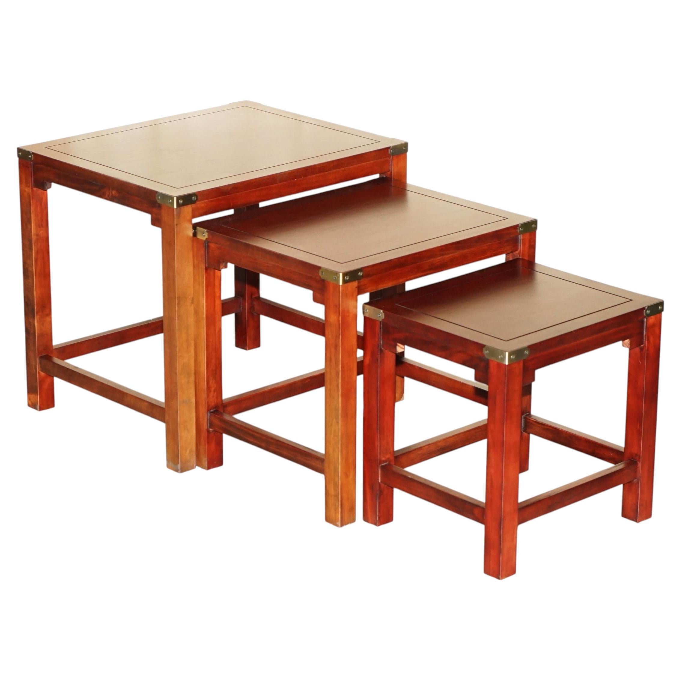 JOLI ENSEMBLE DE TABLES D'APPOINT VINTAGE EN BOIS MASSIF, DE STYLE MILITAIRE, POUVANT SERVIR DE TABLES À VIN OU DE TABLES D'APPOINT POUR LAMPES en vente