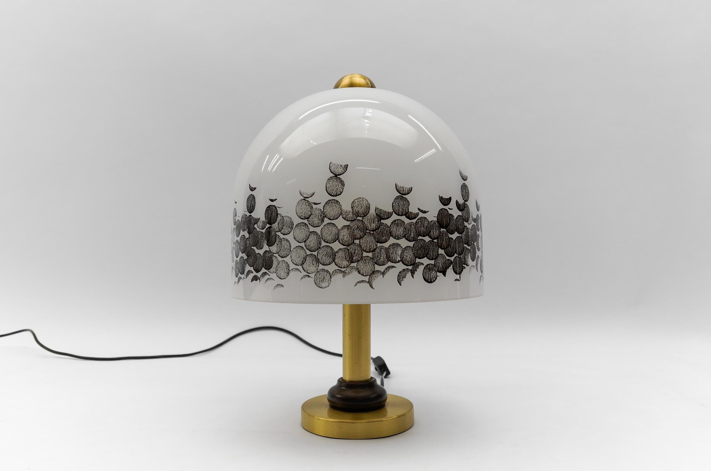 Lovely Milk Glass Table Lamp by Peill & Putzler, 1960s   In Good Condition For Sale In Nürnberg, Bayern