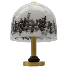 Lampe de table en verre au lait de Peill & Putzler, années 1960