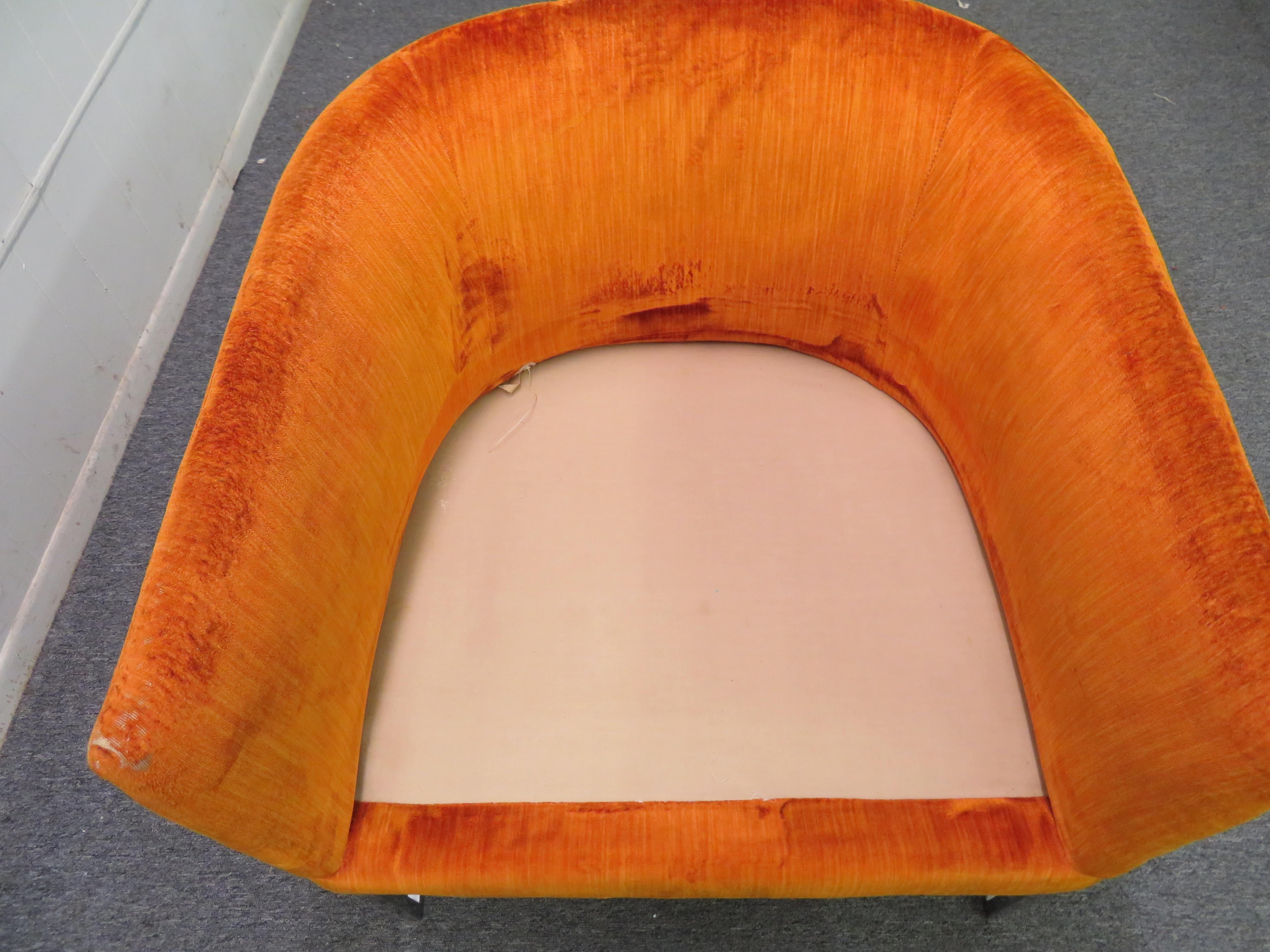 Ravissante chaise longue à dossier baril et cadre mince chromé de style Milo Baughman, milieu du siècle dernier en vente 3