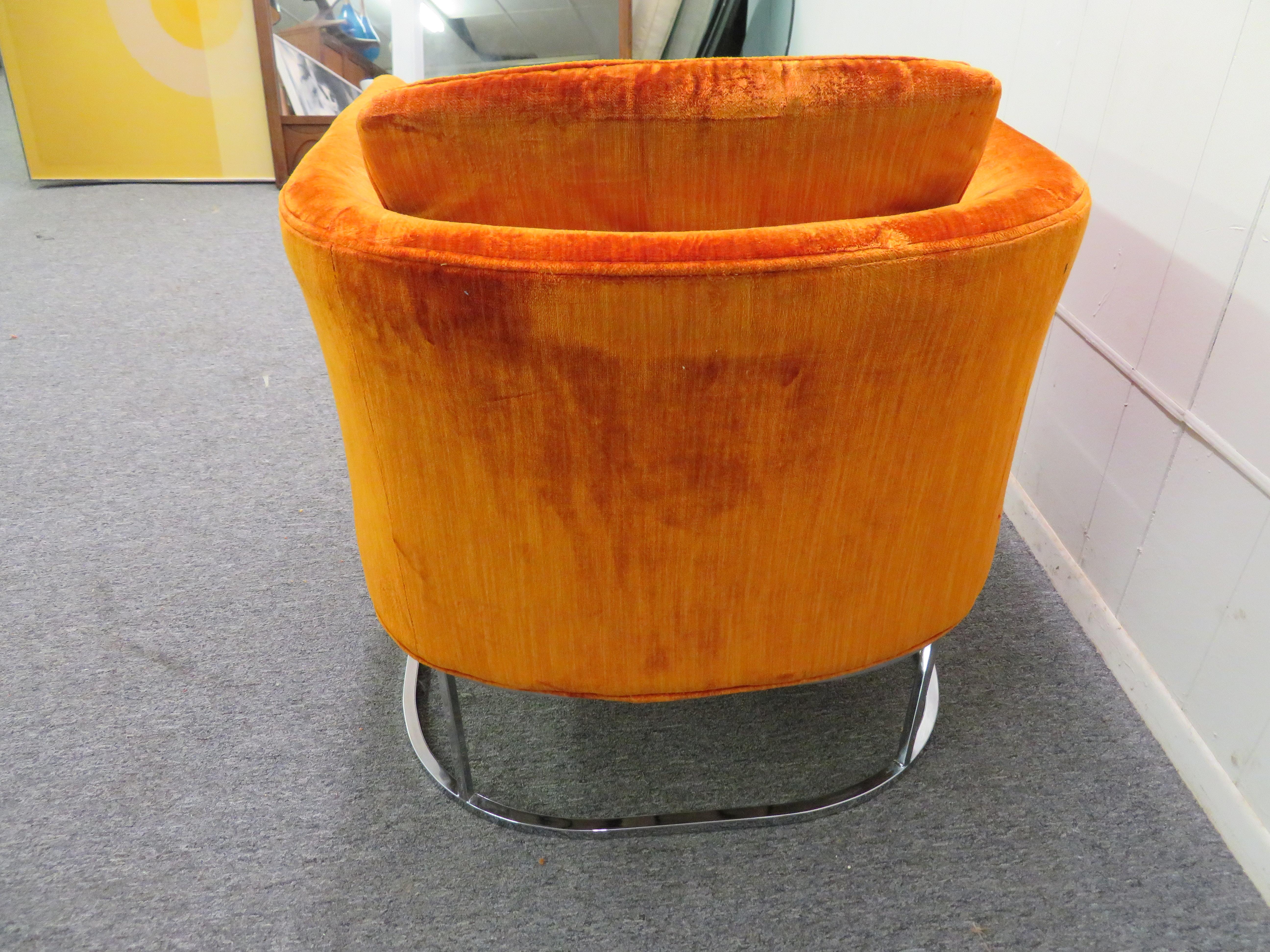 Mid-Century Modern Ravissante chaise longue à dossier baril et cadre mince chromé de style Milo Baughman, milieu du siècle dernier en vente