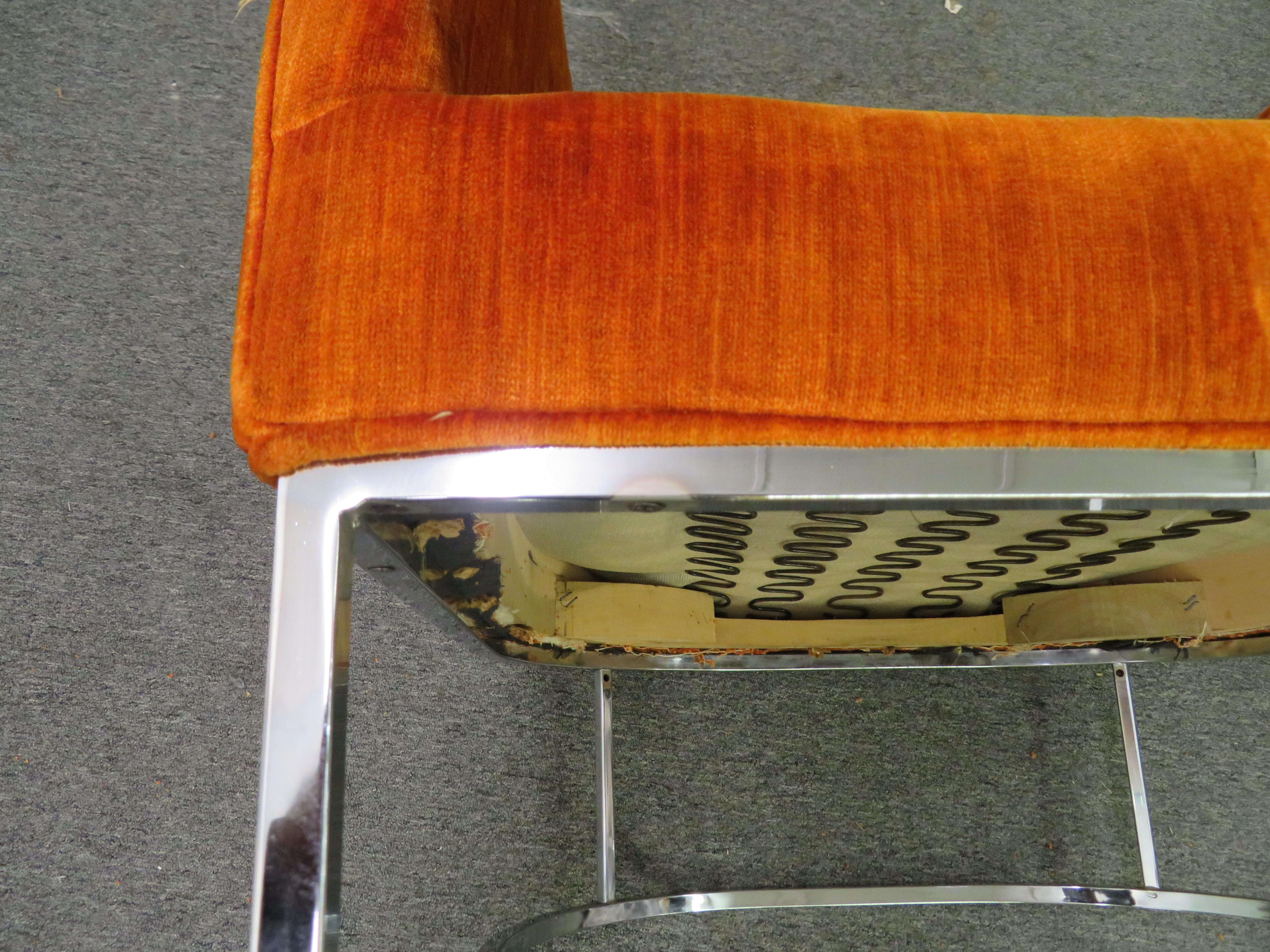 Tissu d'ameublement Ravissante chaise longue à dossier baril et cadre mince chromé de style Milo Baughman, milieu du siècle dernier en vente