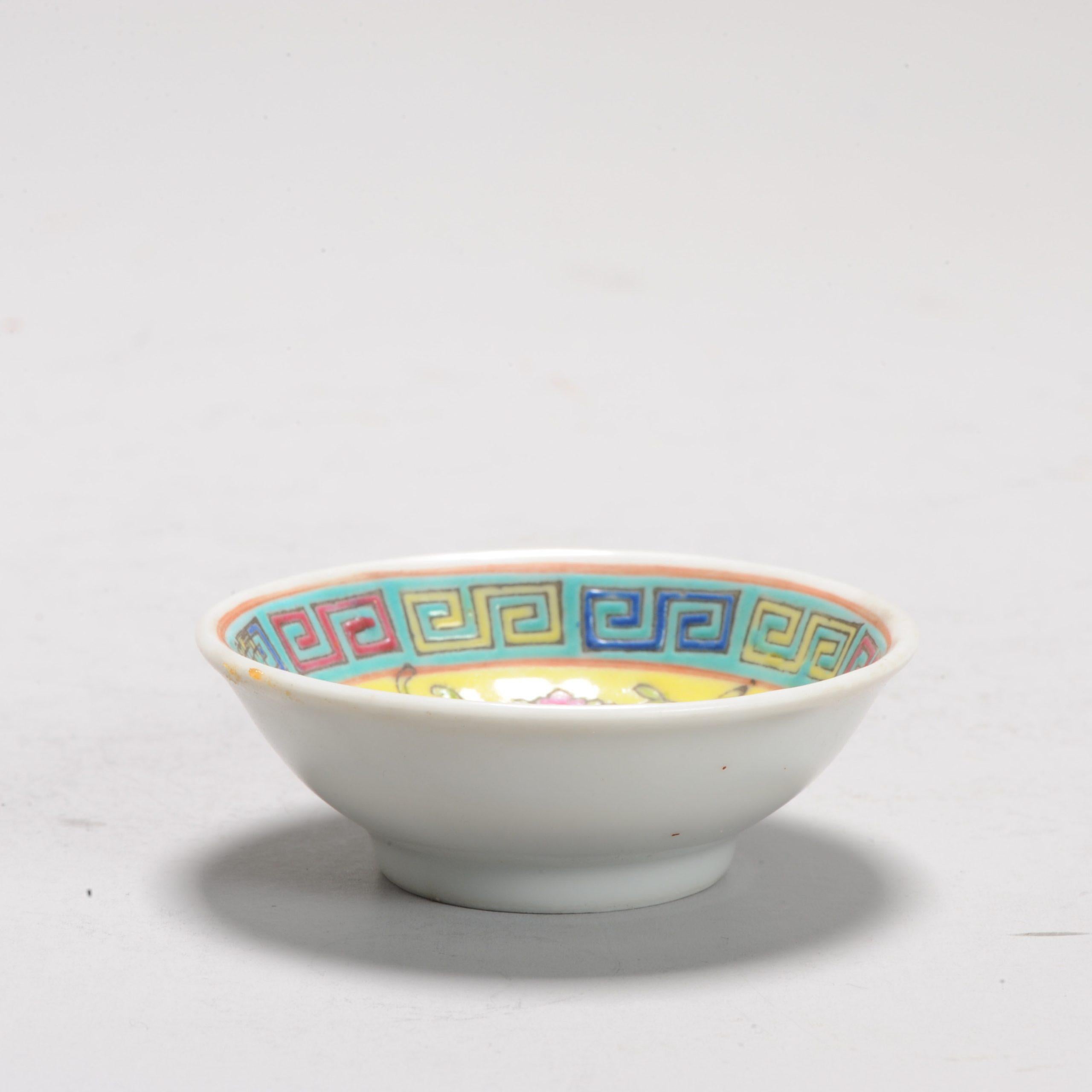 Hübsche Miniature Chinese Porcelain Miniature Yellow Bowl PROC Periode, 20 C. im Zustand „Gut“ im Angebot in Amsterdam, Noord Holland