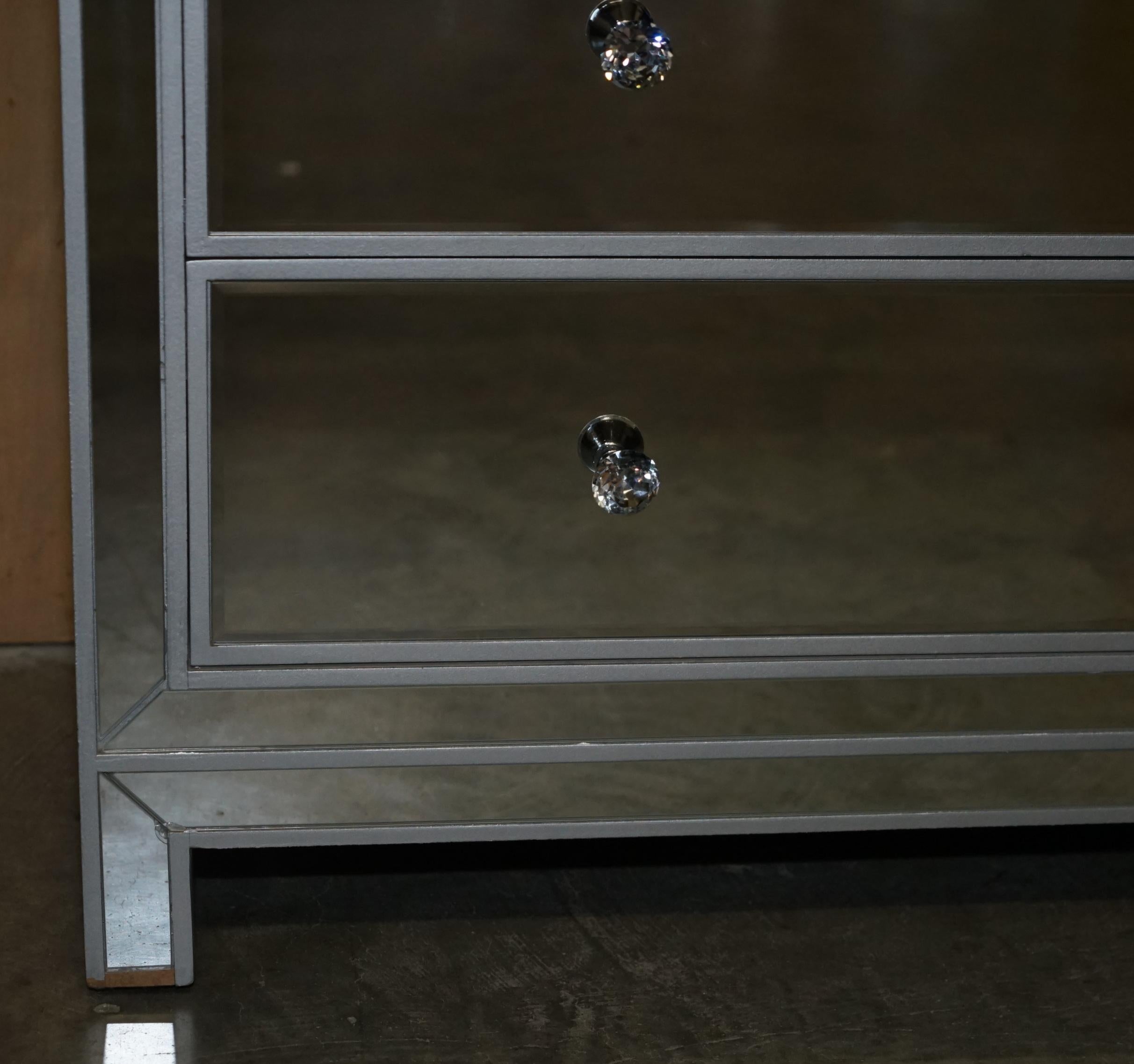 Art Déco L'adorabile cassettiera a specchio in stile veneziano italiano alta 81 cm. in vendita