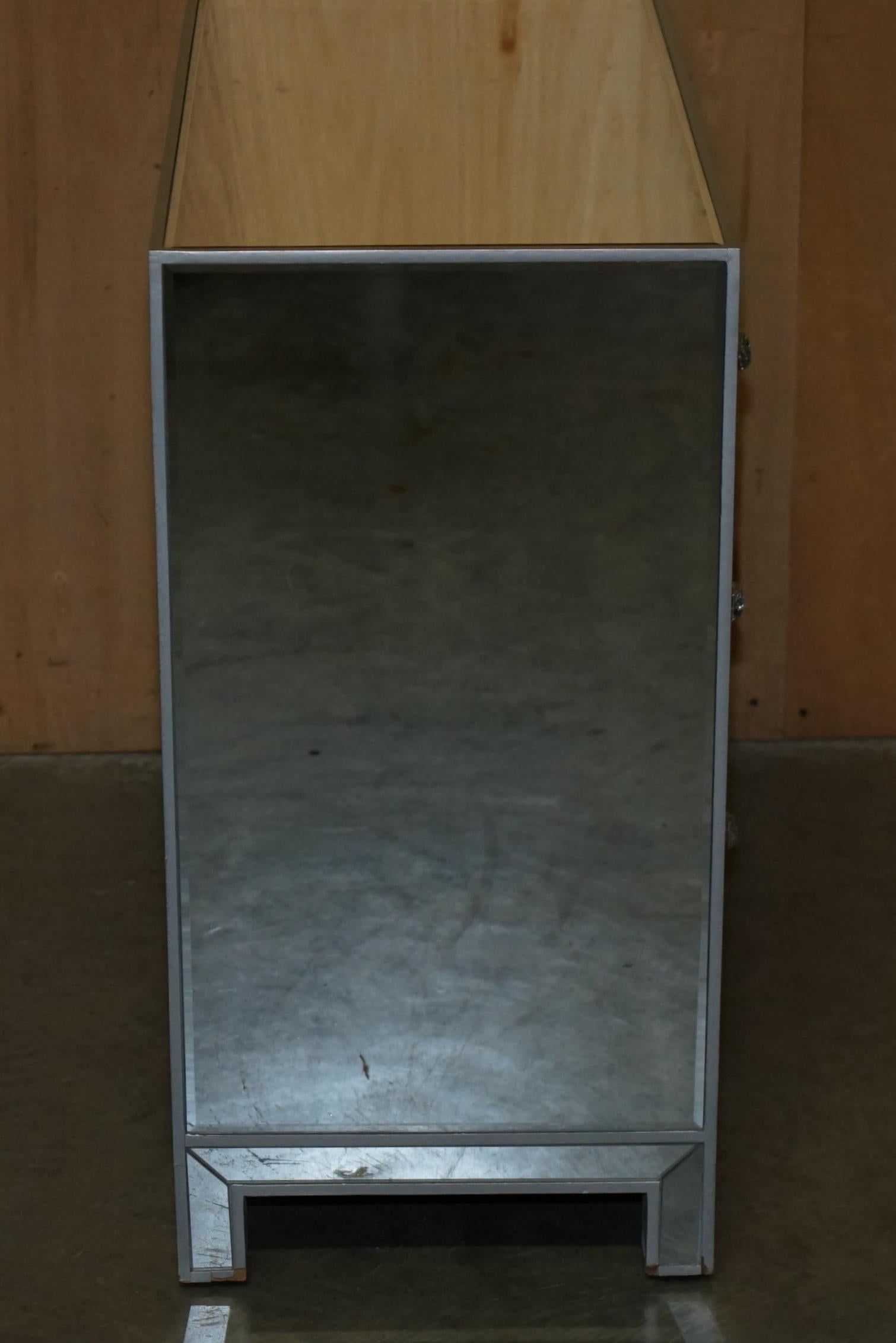 L'adorabile cassettiera a specchio in stile veneziano italiano alta 81 cm. in vendita 1