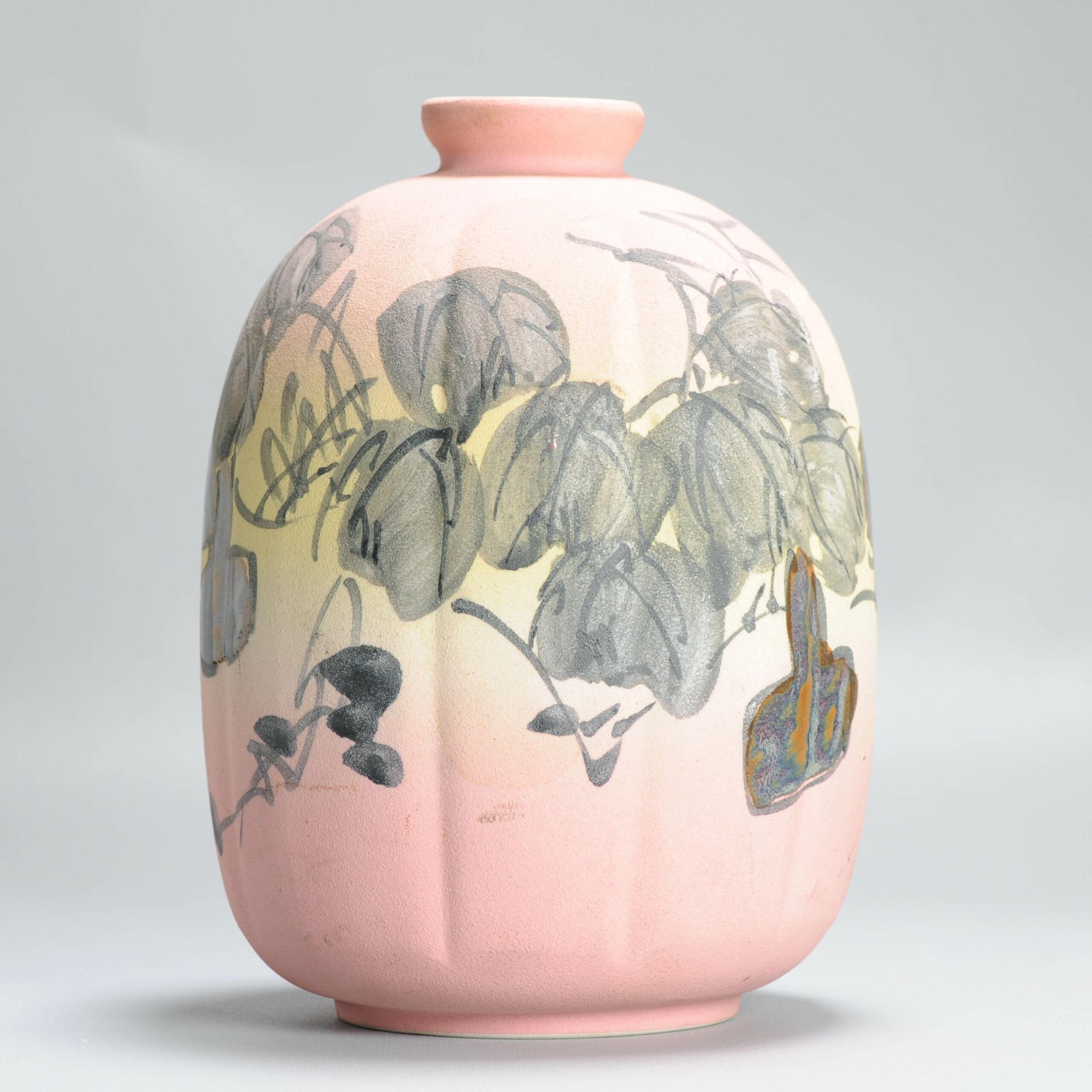 Un vaso cinese a forma di lanterna a lobi. I lati in porcellana opaca sono dipinti con fiori di pesco, le pesche stesse con uno smalto flambe. Segni sulla base e sul corpo.
Paese di origine: Cina
Età: fine XX o XXI secolo
Dimensioni: 24 cm di