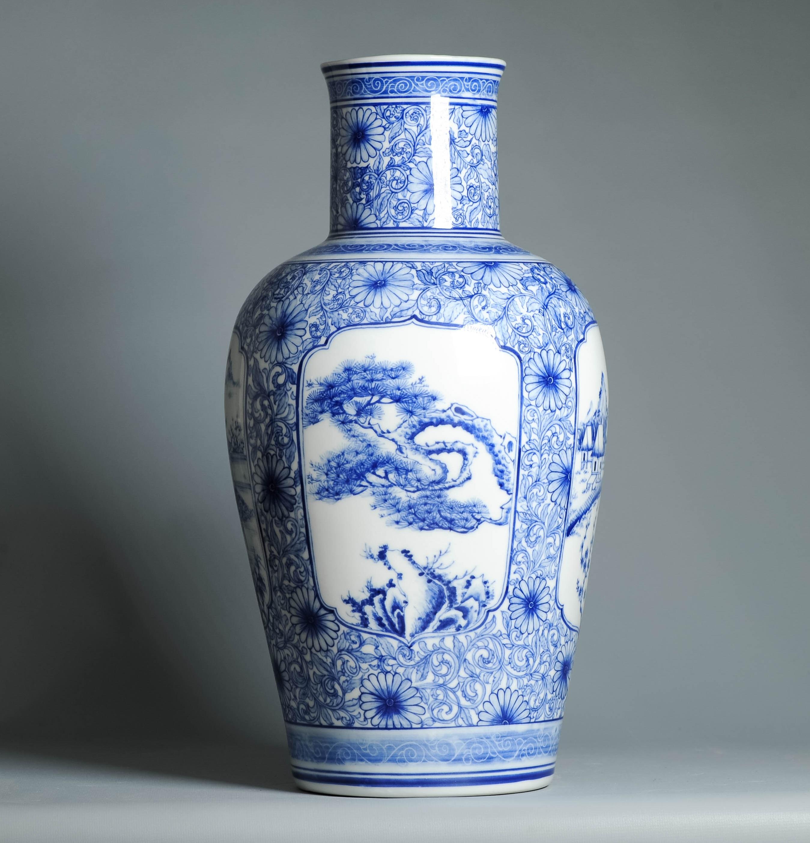 Fabuleux vase Satsuma en faïence japonaise de grande forme et scène. Style Taizan Yohei. Période Meiji
Elle a été transformée en lampe, avec un trou dans la base, un bouchon dans le col et un anneau de bronze sur le bord de la base.

bonhams