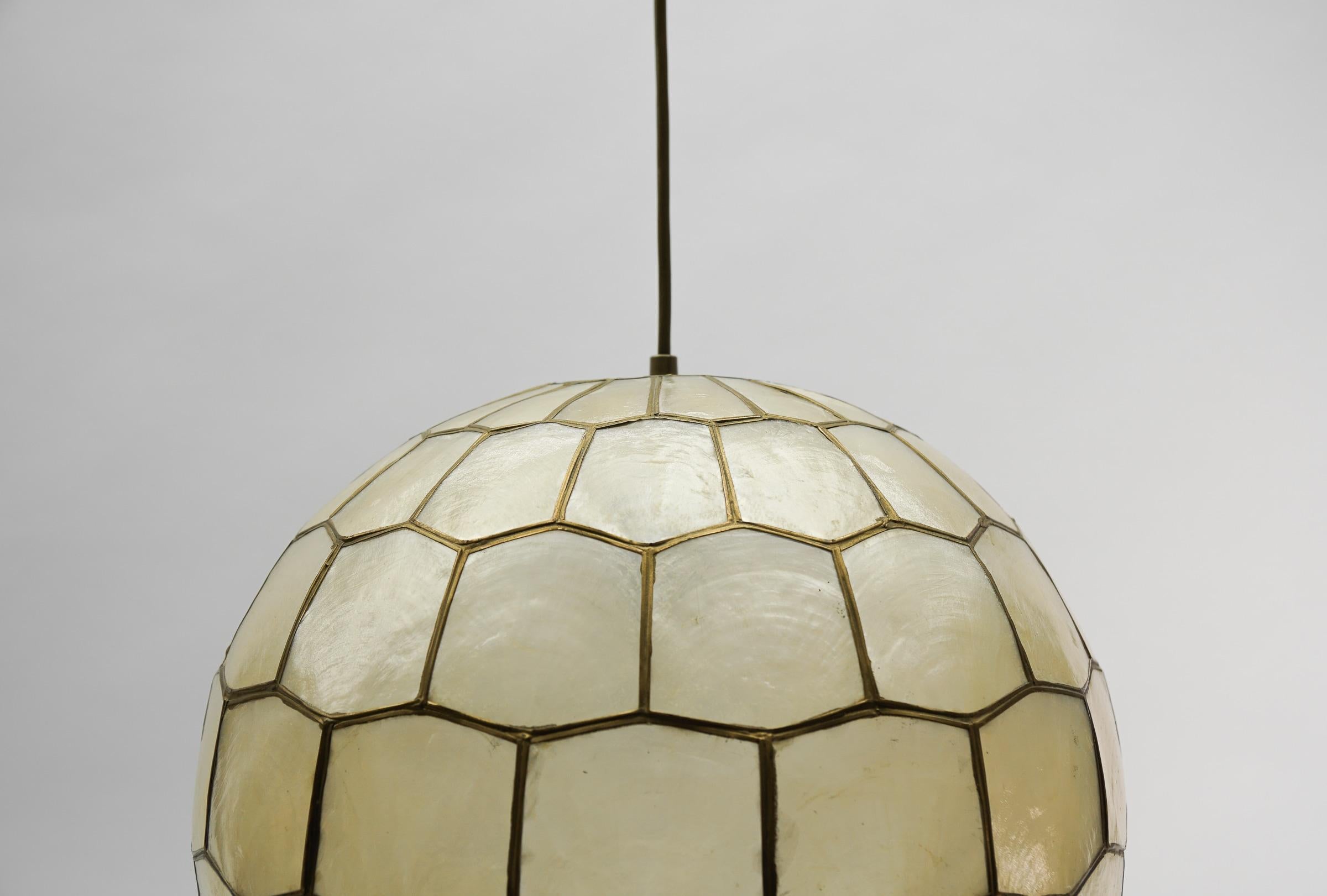 Schöne Perlmutt-Deckenkugellampe, 1960er Jahre im Angebot 3