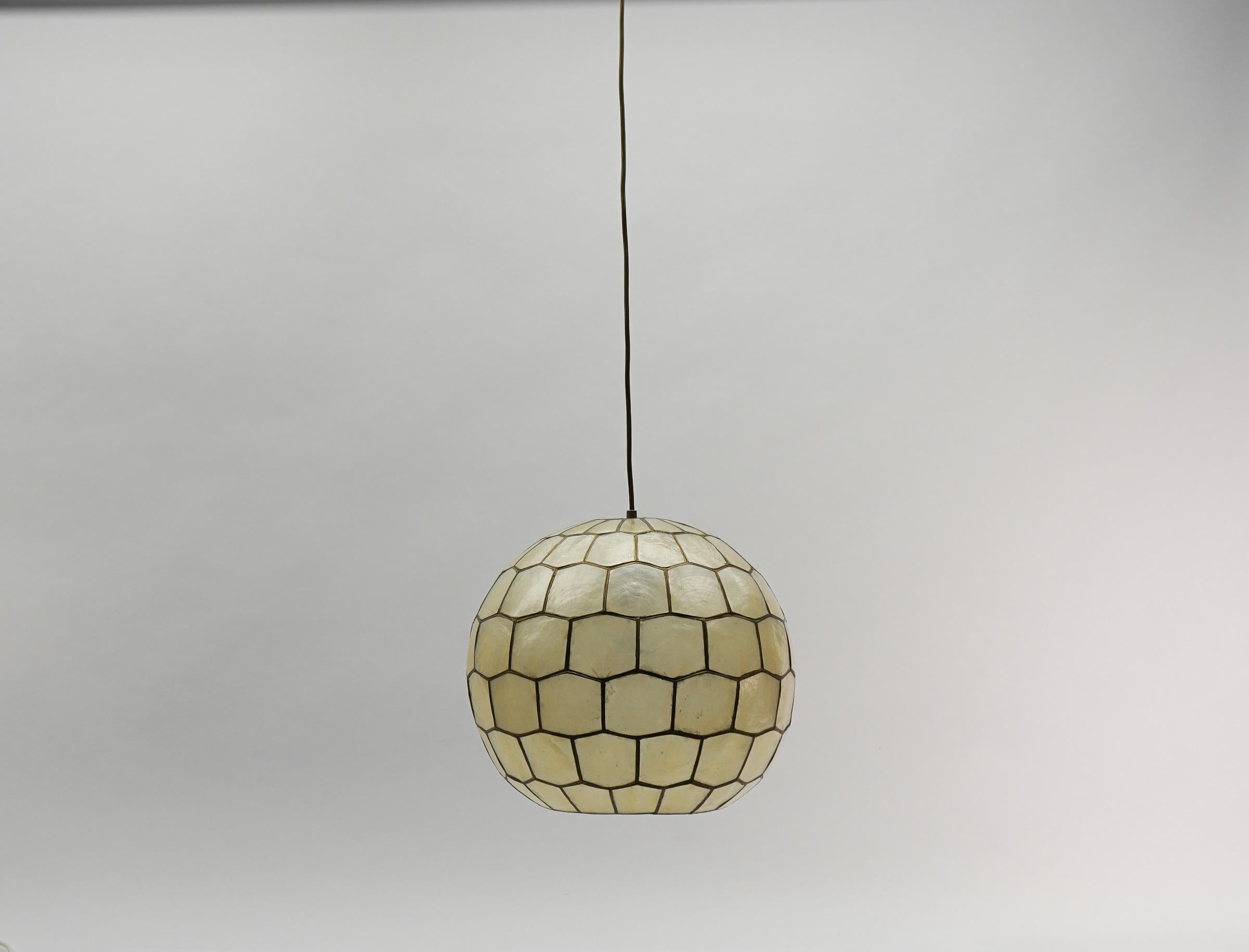 Executed in mother of pearl and metal. The hanging lamp need 1x E27 / E26, in working condition and runs both on 110 / 230 volt.

Our lamps are checked, cleaned and are suitable for use in the USA.
  