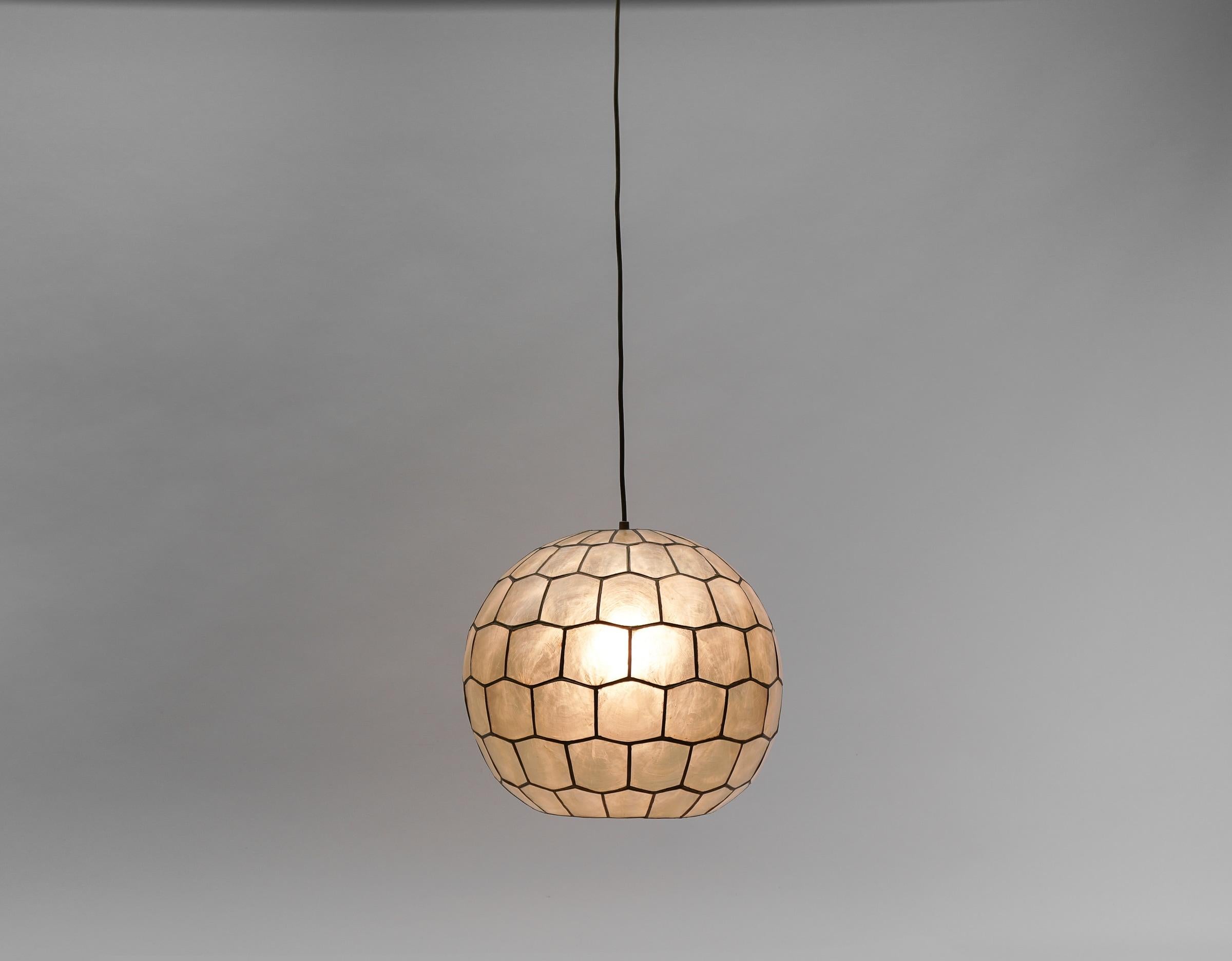 Schöne Perlmutt-Deckenkugellampe, 1960er Jahre (Moderne der Mitte des Jahrhunderts) im Angebot