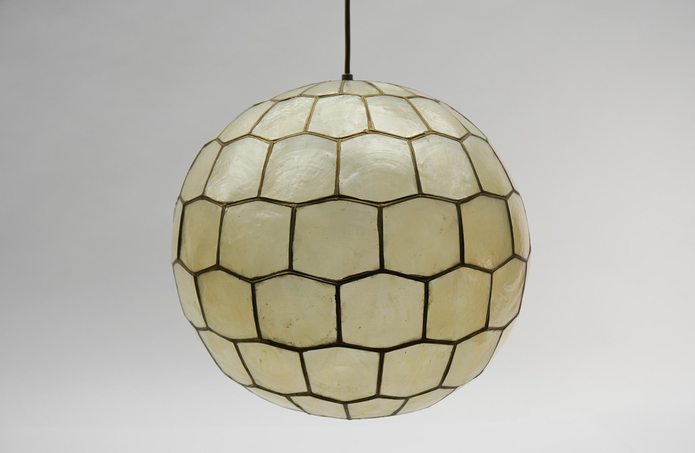 Lovely Mother-of-Pearl Ceiling Ball Lamp, 1960s In Good Condition For Sale In Nürnberg, Bayern