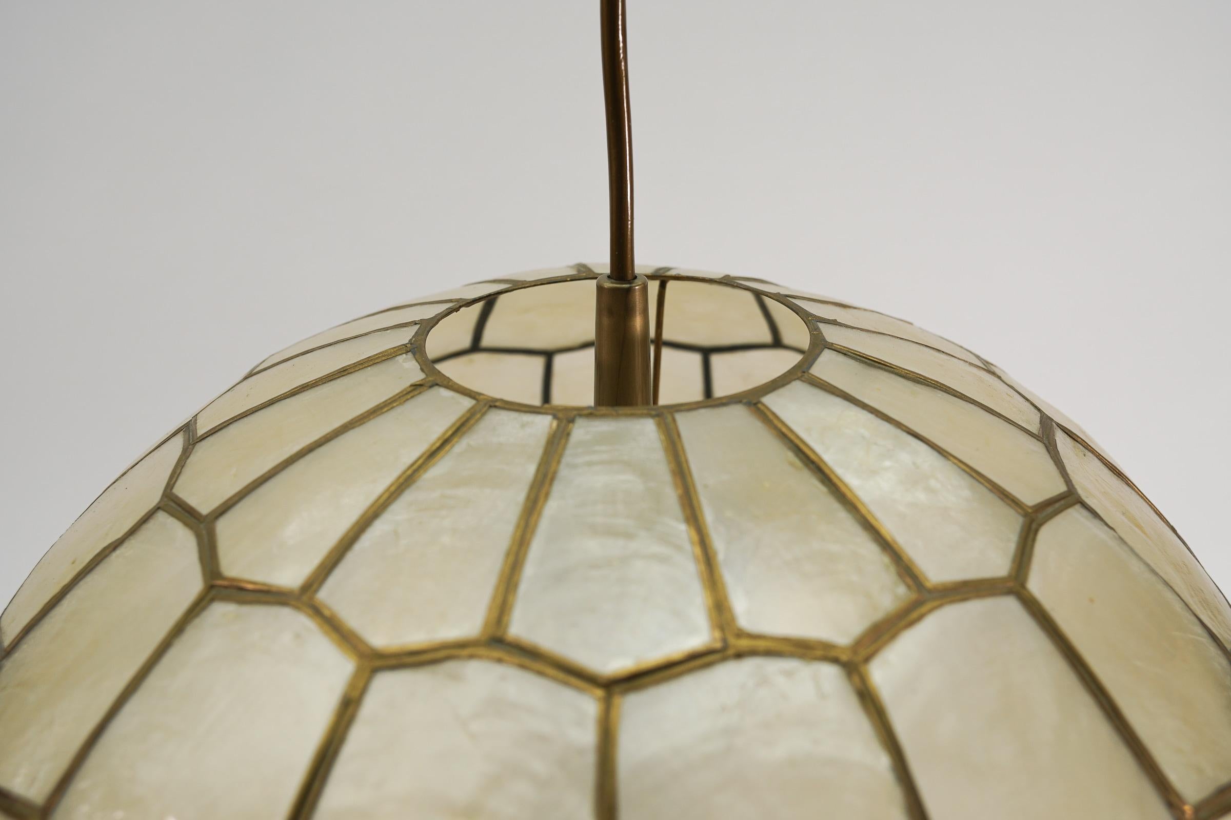 Schöne Perlmutt-Deckenkugellampe, 1960er Jahre (Metall) im Angebot