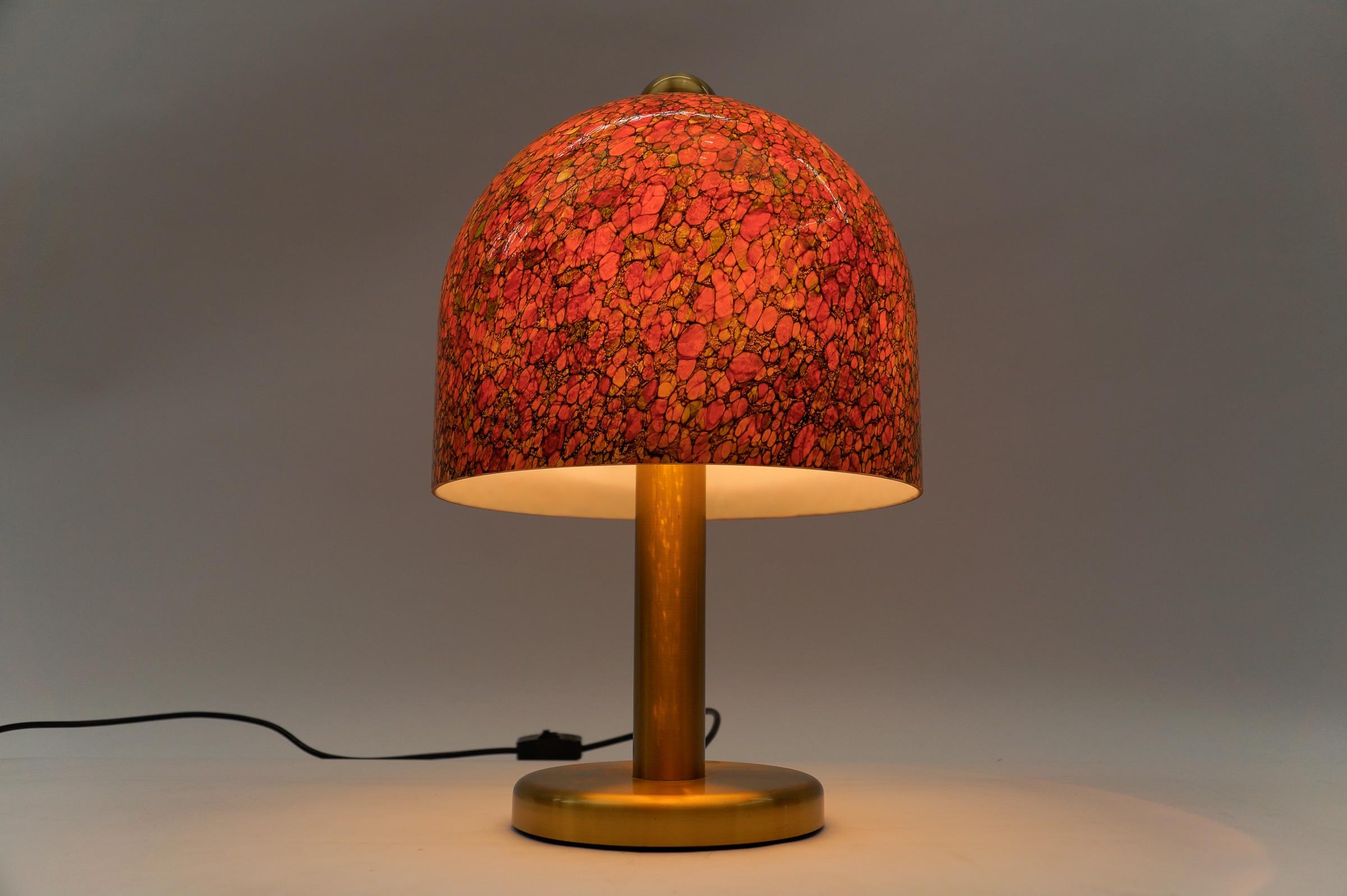 Schöne mehrfarbige Glas-Tischlampe von Peill & Putzler, 1960er Jahre (Deutsch) im Angebot