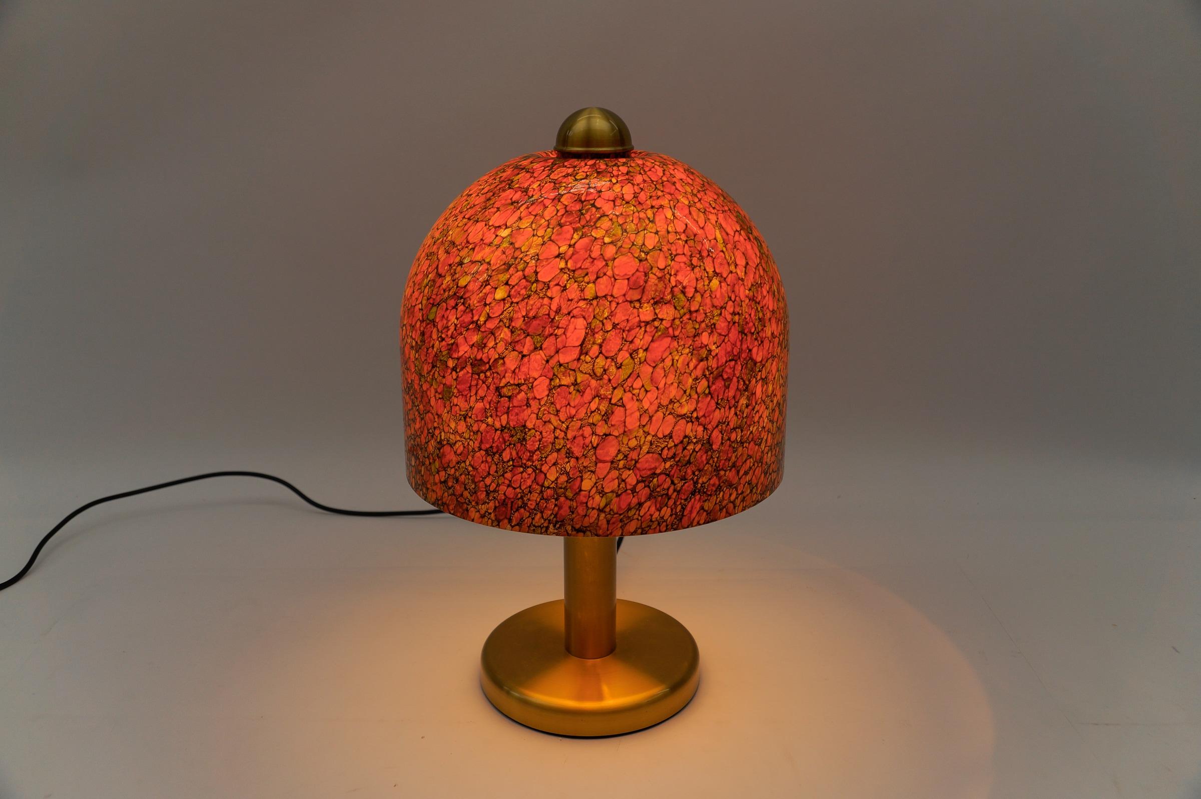 Schöne mehrfarbige Glas-Tischlampe von Peill & Putzler, 1960er Jahre (Glaskunst) im Angebot