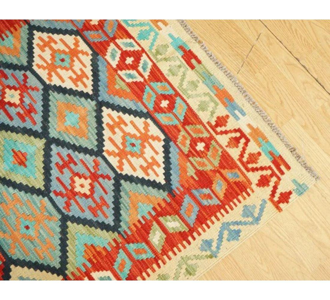 Lovely Multicoloured Vintage Geometric Kilim Aztec Rug In Good Condition For Sale In Pulborough, GB