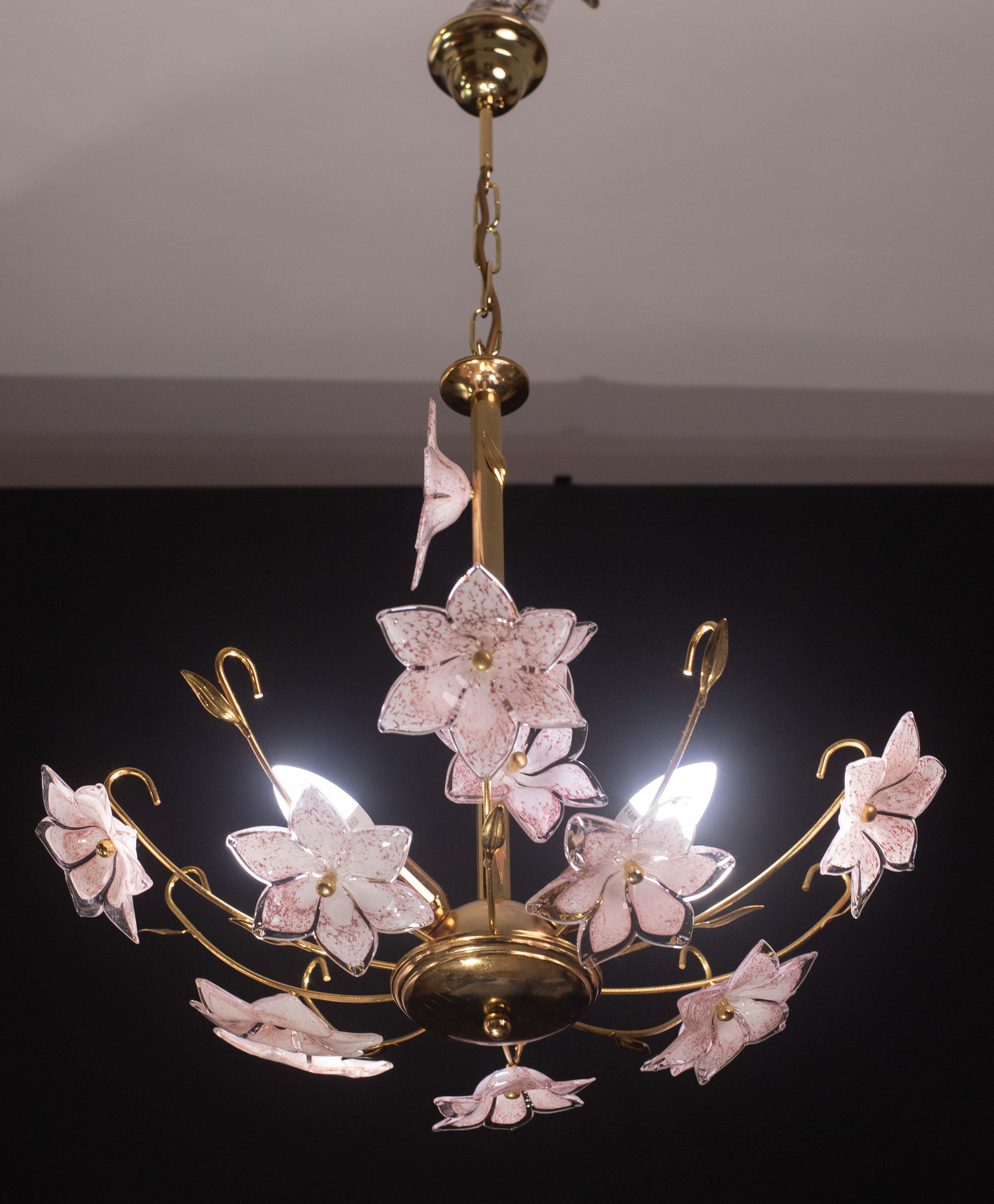 Lampadario vintage in vetro di Murano con fiori rosa in vetro di Murano.
Il lampadario ha 3 punti luce con presa E14, possibile da ricablare per gli standard USA.
La cornice è realizzata in bagno d'oro in buone condizioni vintage.
L'altezza del