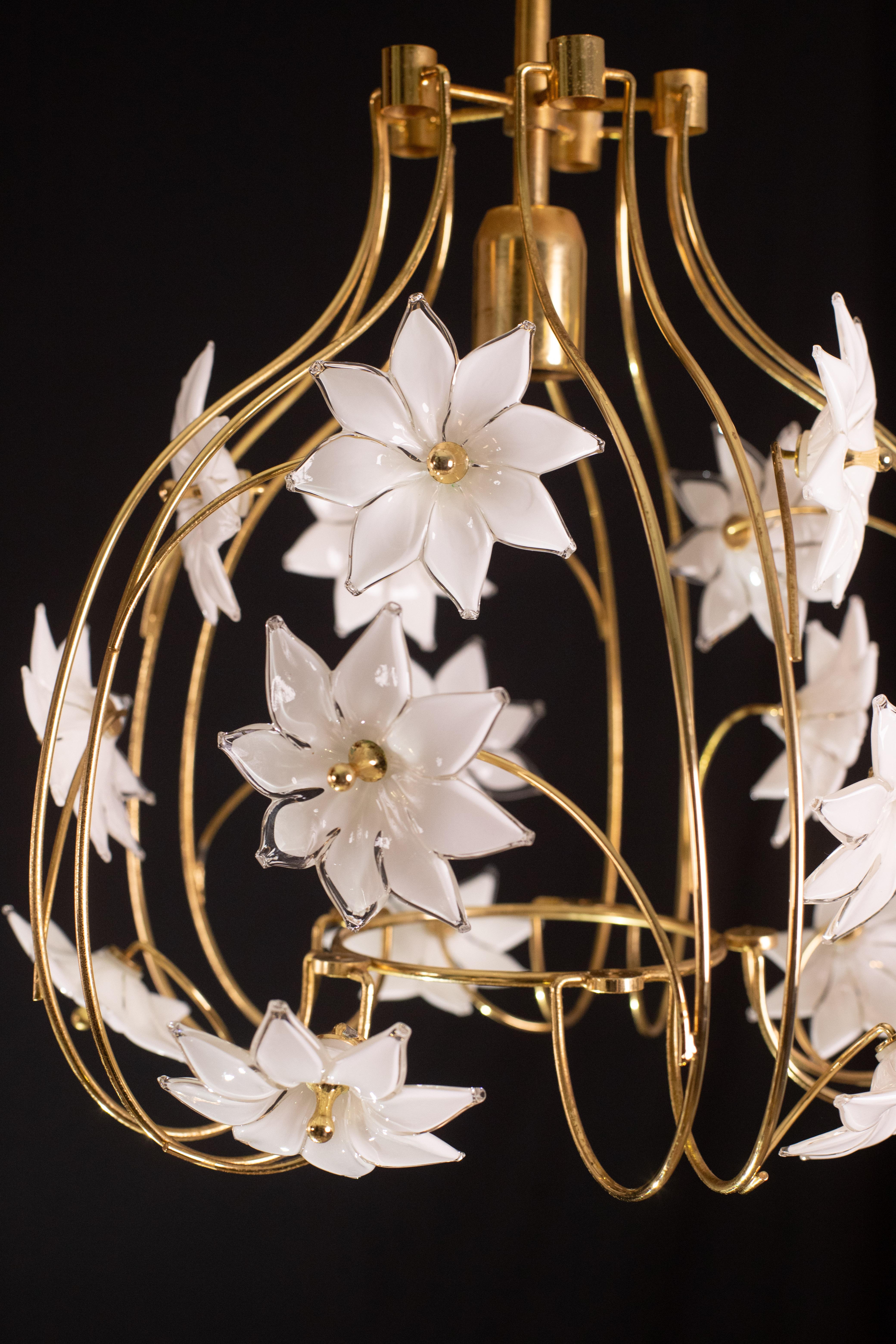 Lovely Murano Vintage Chandelier White Flowers, 1970 For Sale 5