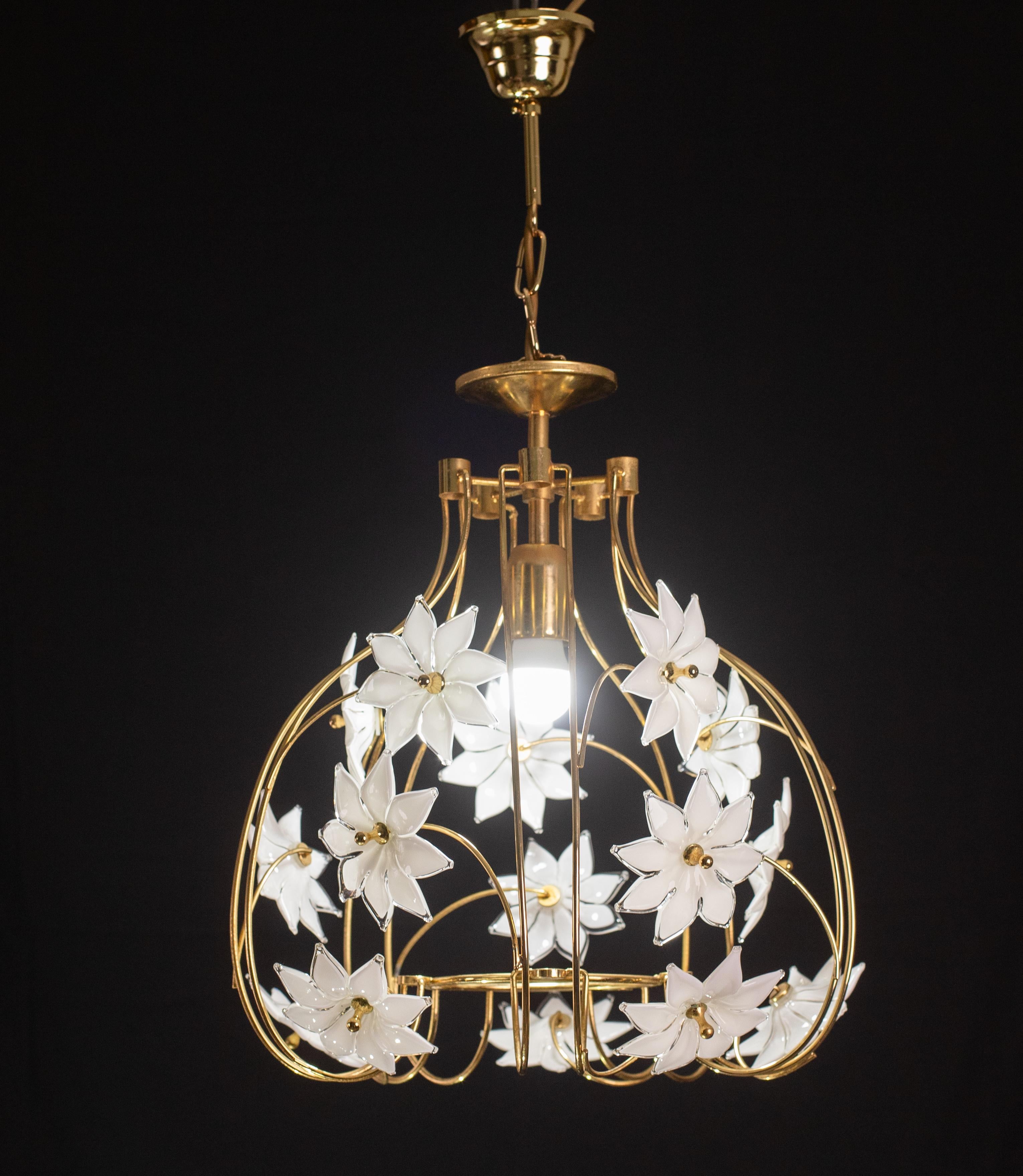 Vintage Murano glass chandelier with white flowers.
The chandelier has 1 light points with E27 connection, possible to rewire for USa.
The frame is in good vintage condition.
The height of the chandelier is 70 cm, 50 with no chain, the diameter is