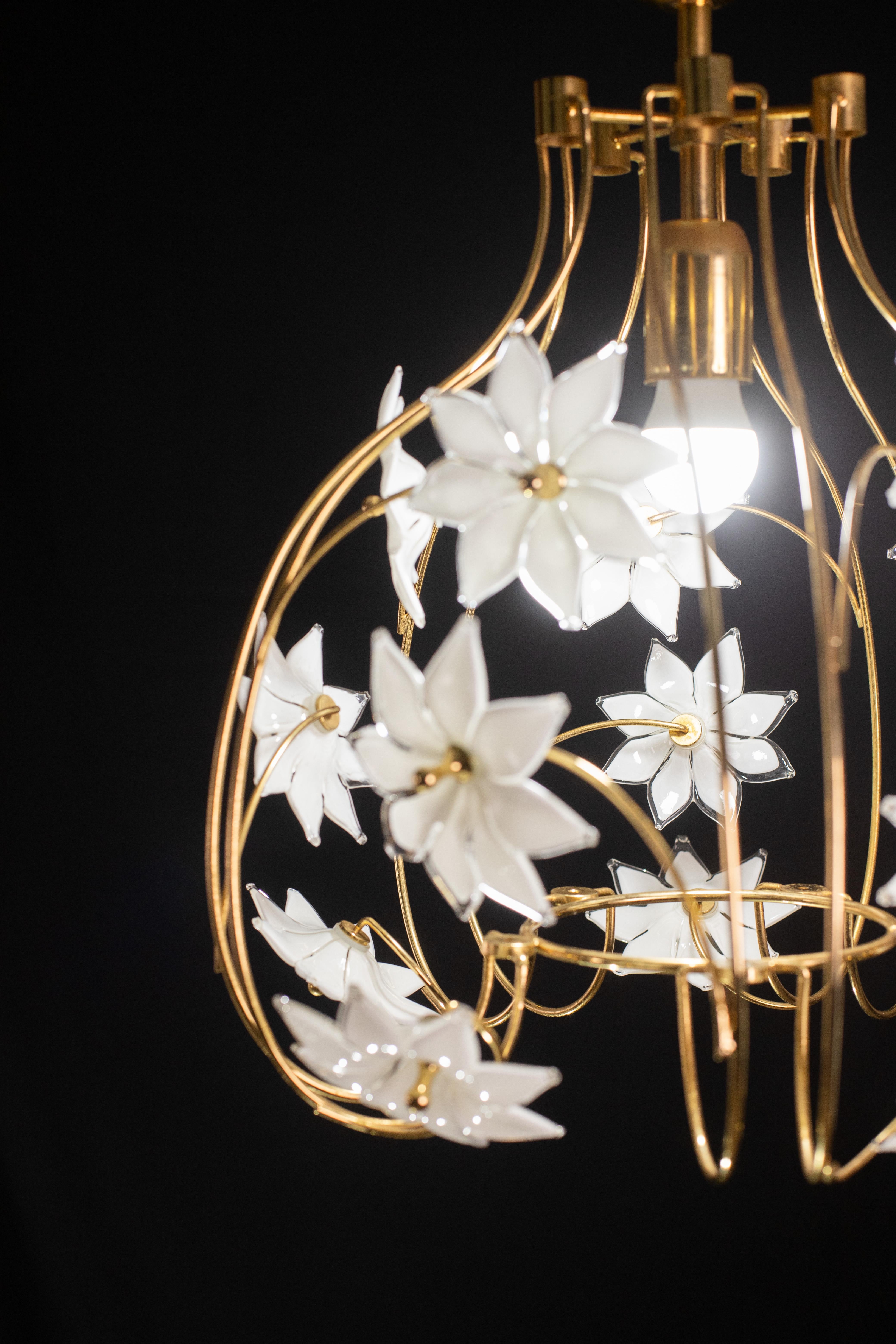 Lovely Murano Vintage Chandelier White Flowers, 1970 In Good Condition For Sale In Roma, IT