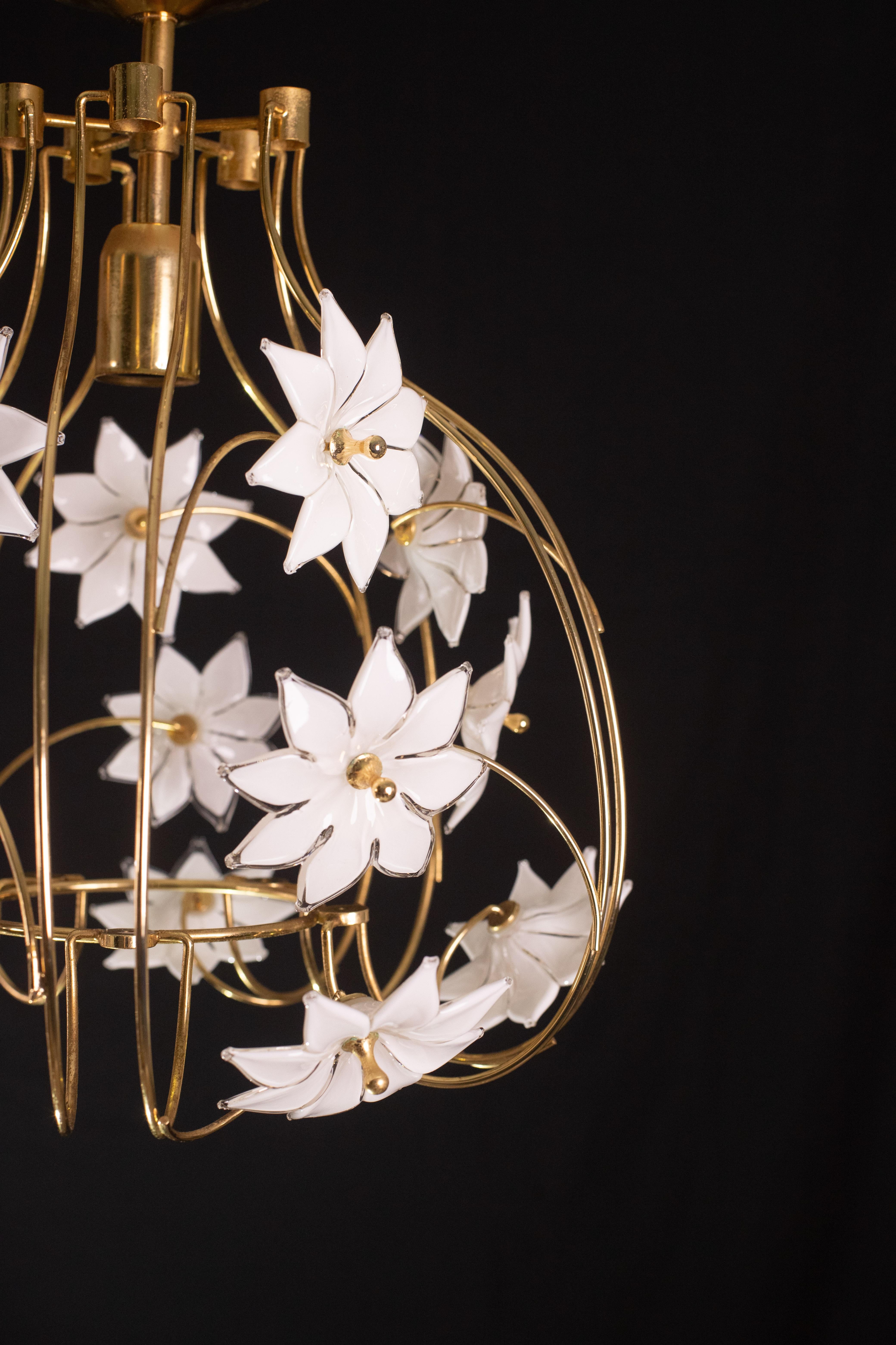 Lovely Murano Vintage Chandelier White Flowers, 1970 For Sale 4