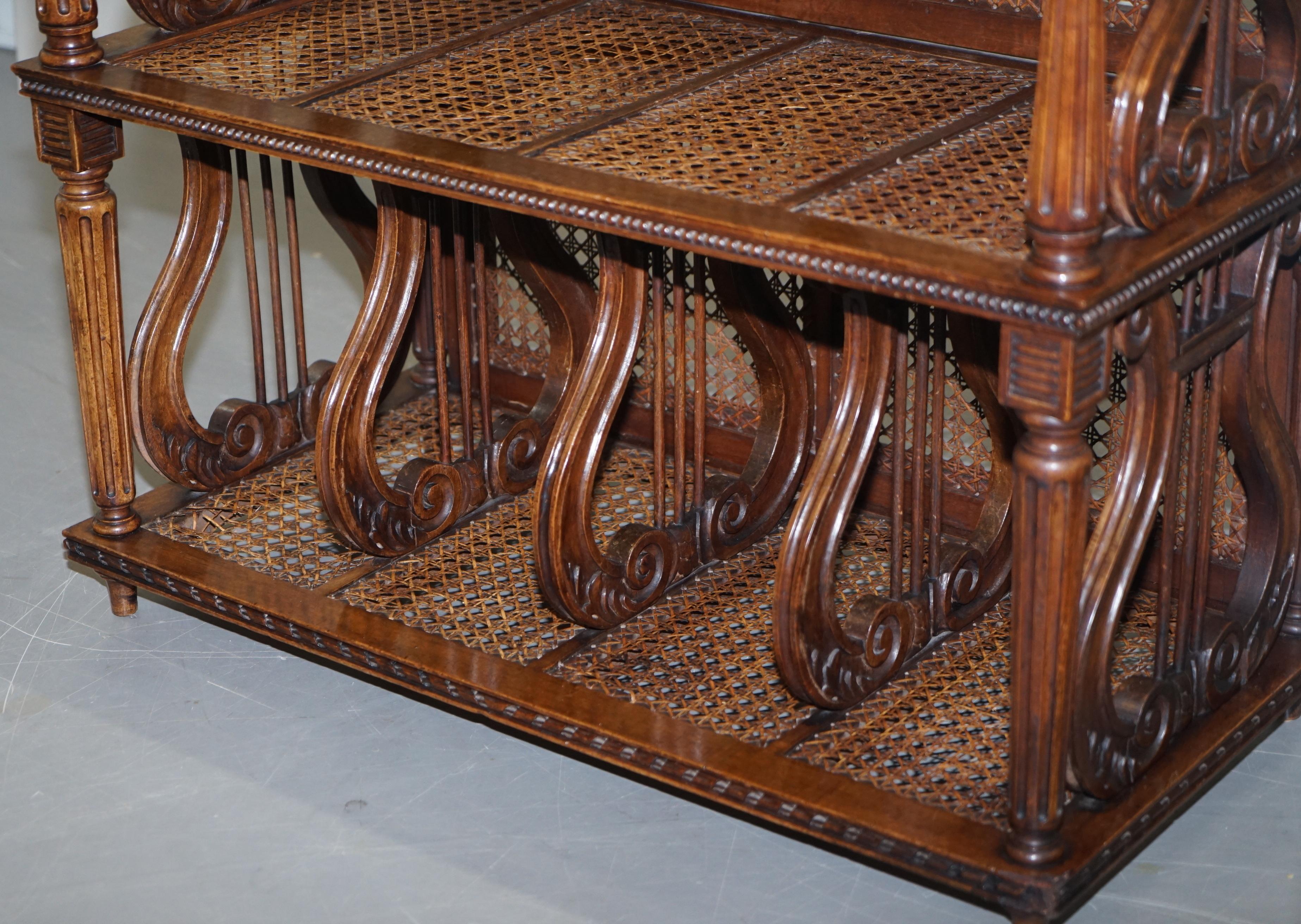 Bella libreria Étagère francese in noce di ispirazione musicale Whatnot Bergere Rattan in vendita 4