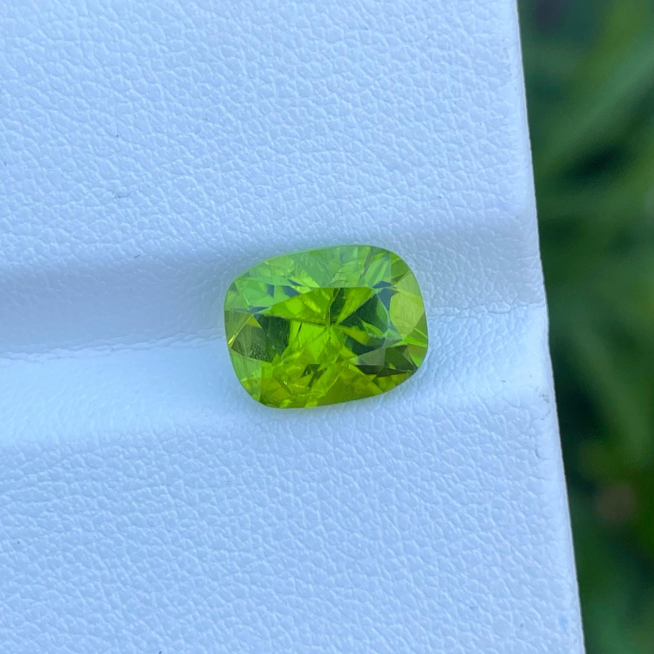 Modern Lovely Natural Apple Green Peridot Gemstone 4.0 Carats Pakistani Peridot Gem For Sale