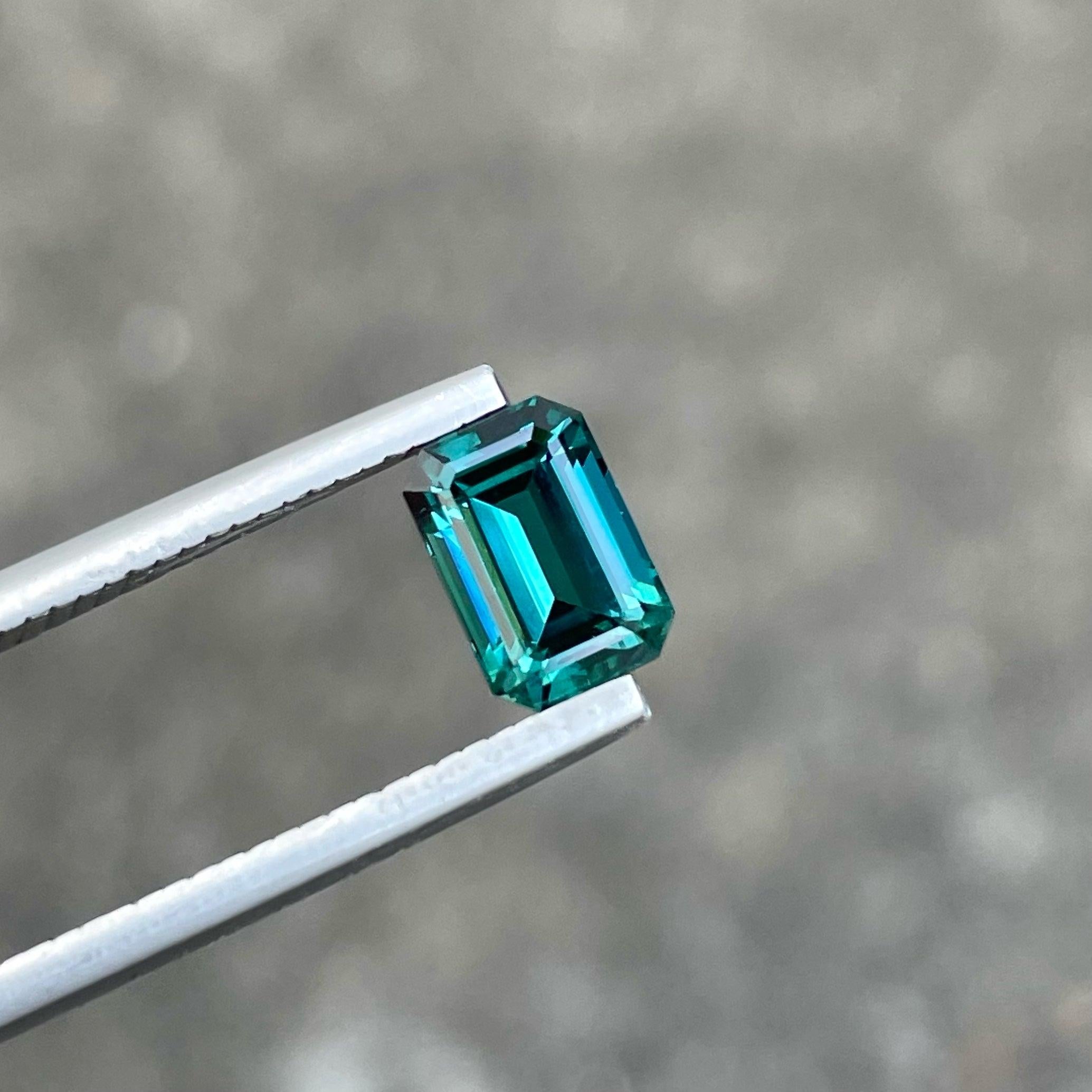 Ravissante tourmaline naturelle bleu verdâtre, disponible à la vente au prix de gros, pureté VVS, pierre précieuse en vrac, taille émeraude, 1,50 carats de tourmaline certifiée d'Afghanistan.

Informations sur le produit :
TYPE DE GEMSTONE :	Jolie