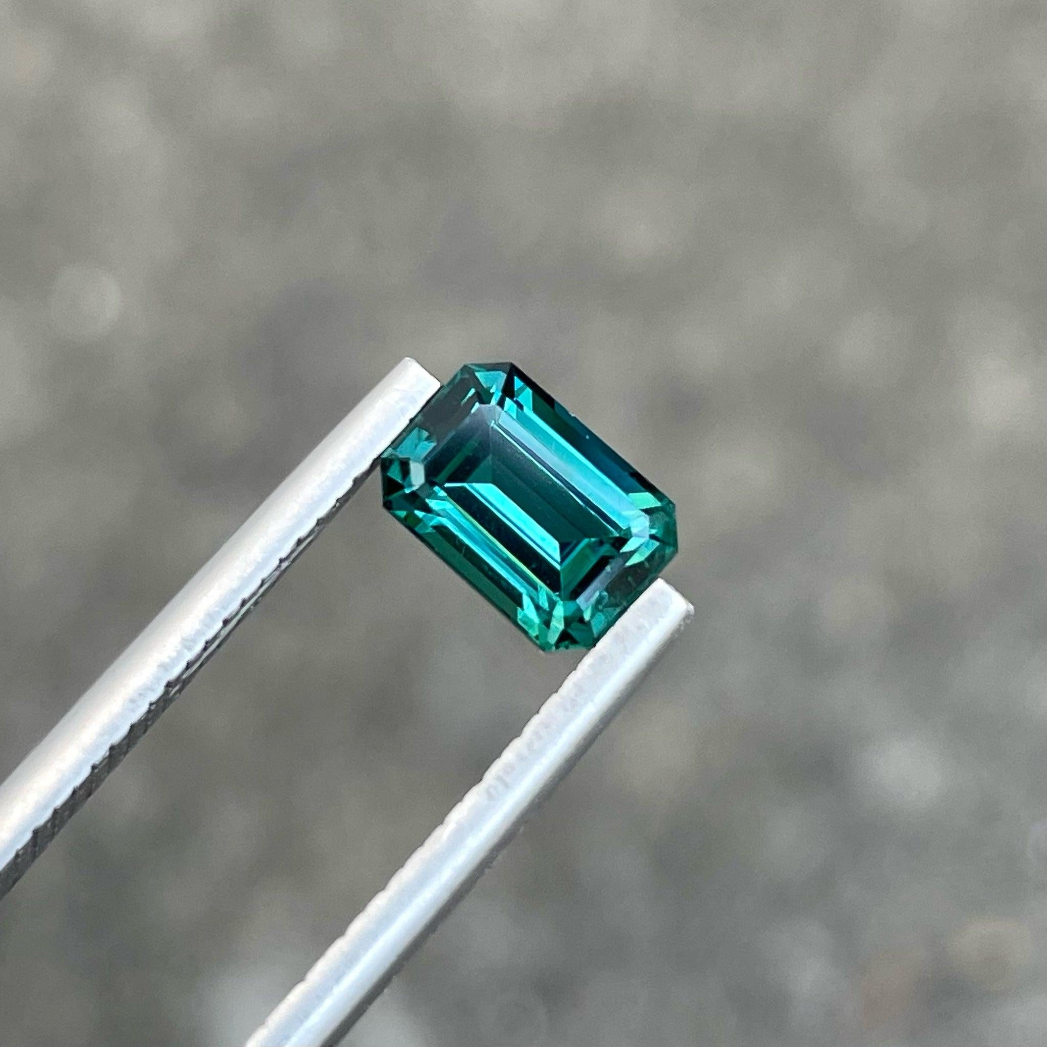 Moderne Belle pierre précieuse tourmaline bleu verdâtre naturelle de 1,50 carat  en vente