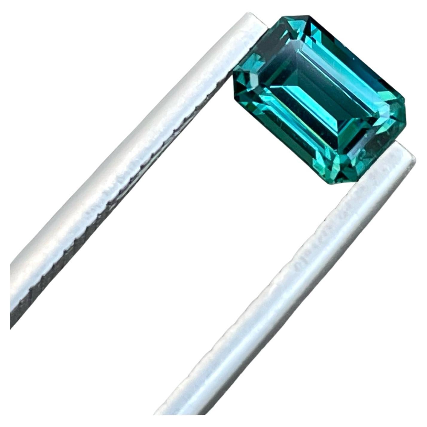 Belle pierre précieuse tourmaline bleu verdâtre naturelle de 1,50 carat  en vente