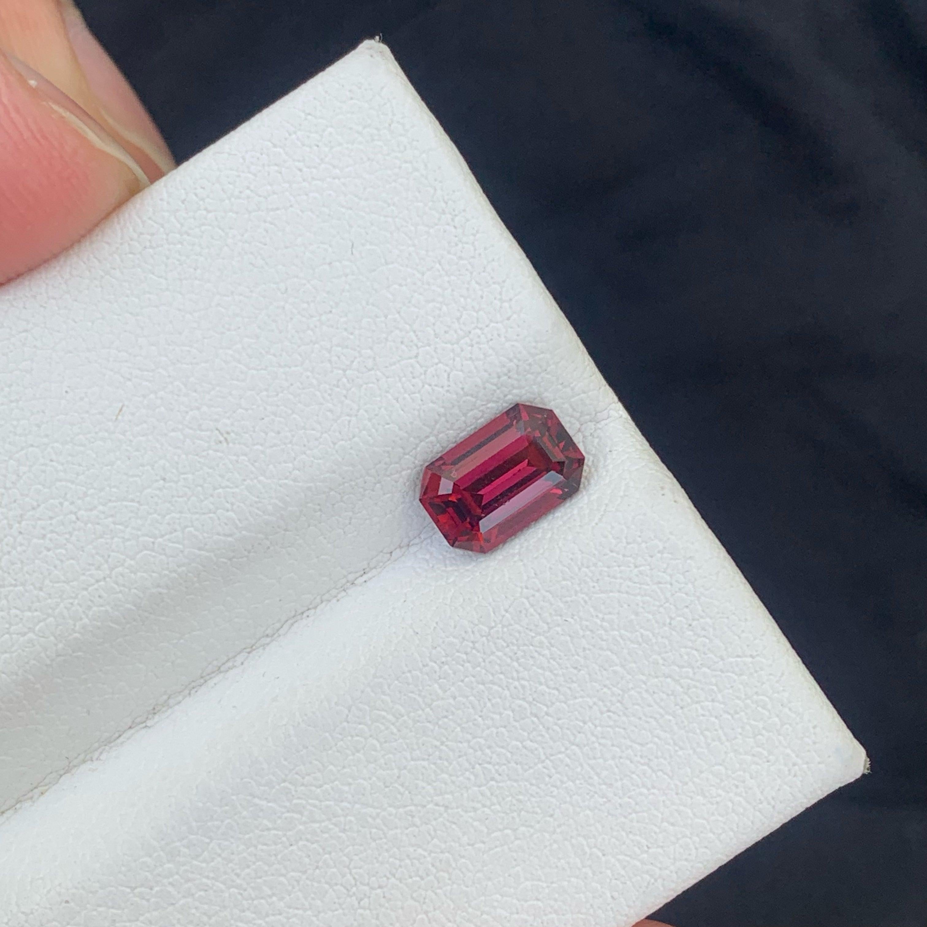 Modern Lovely Natural Loose Garnet Gemstone 1.55 Carats For Sale