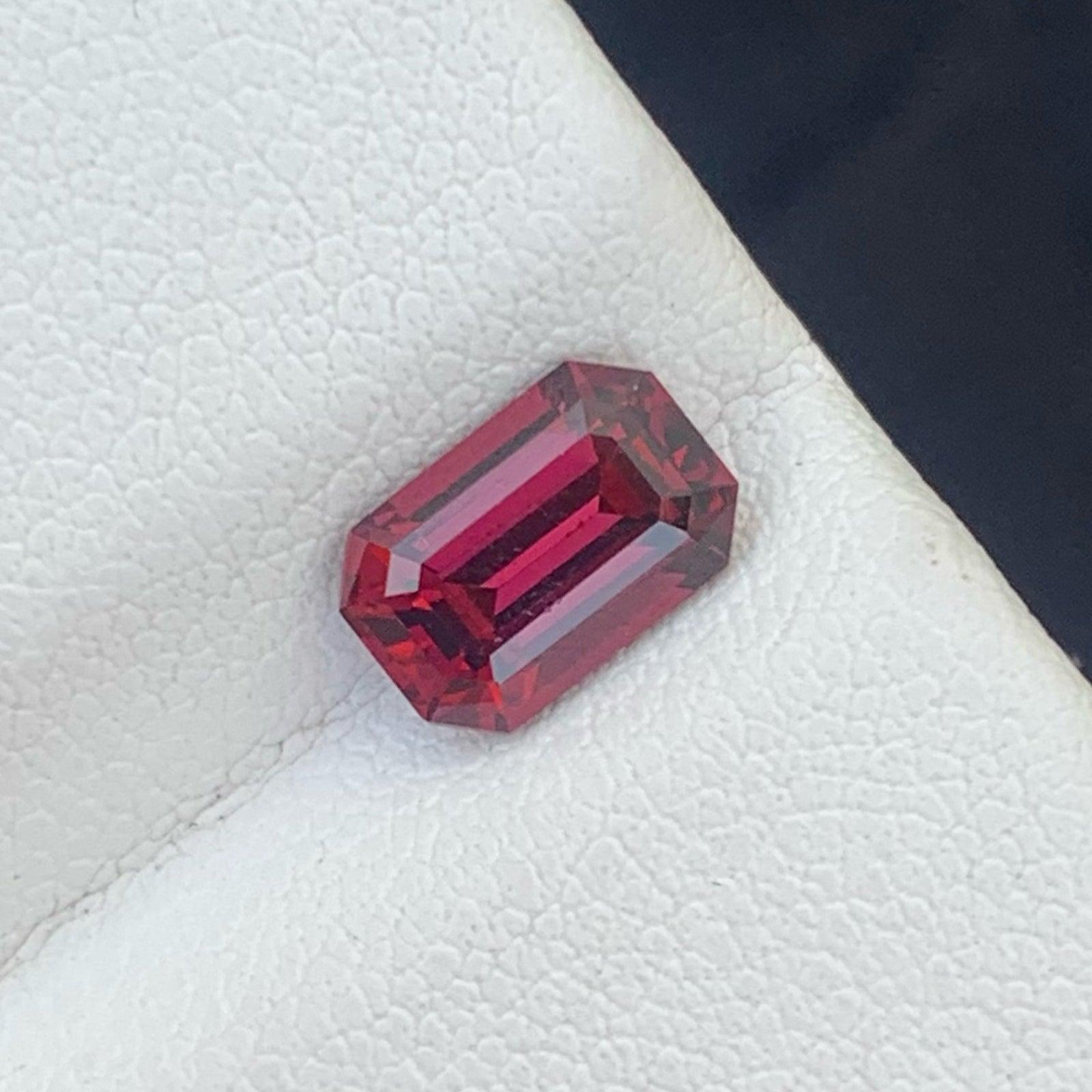 Lovely Natural Loose Garnet Gemstone 1.55 Carats In New Condition For Sale In Bangkok, TH