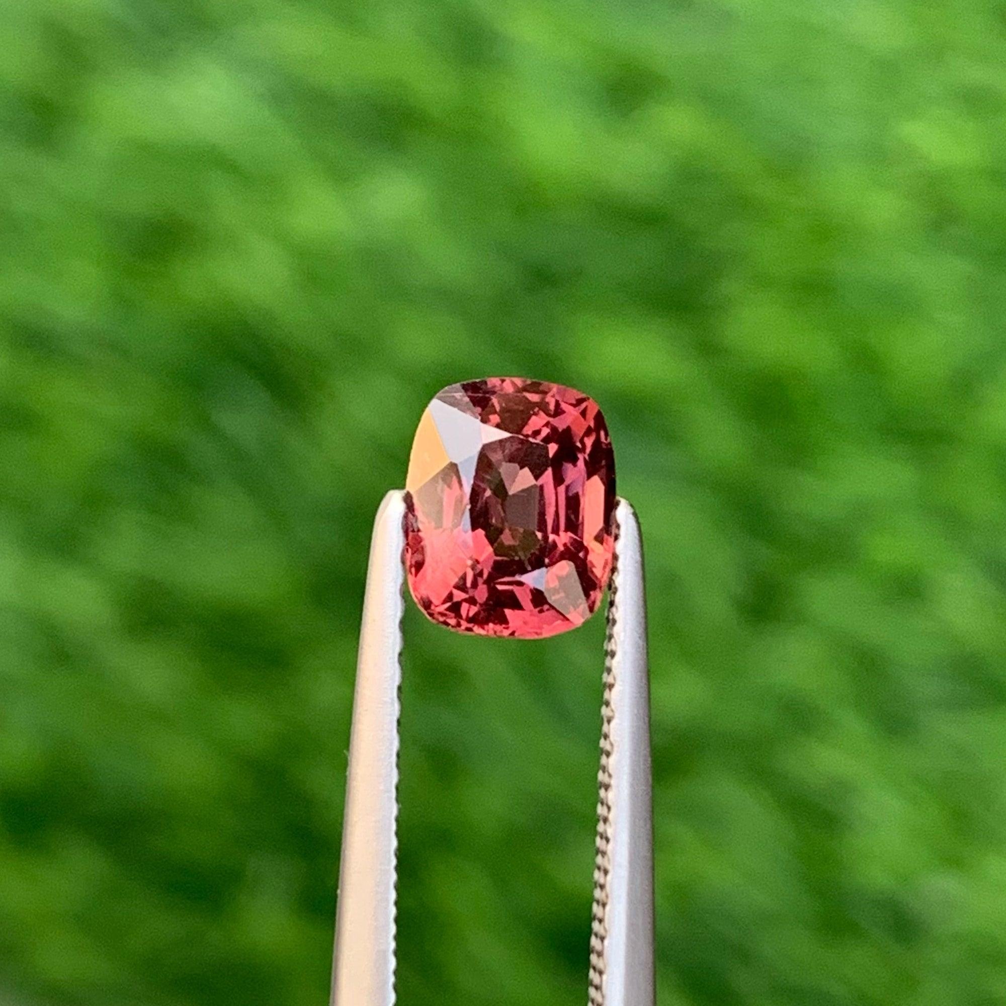 Lovely Natural Spinel Loose Gemstone 1.15 Carats Spinel Ring Spinel Jewelry In New Condition For Sale In Bangkok, TH