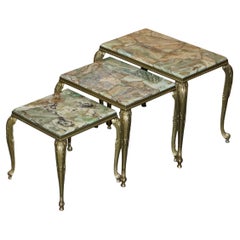 Grazioso nido di tre tavoli da vino con lampada francese in ottone e onice vintage del 1940 circa