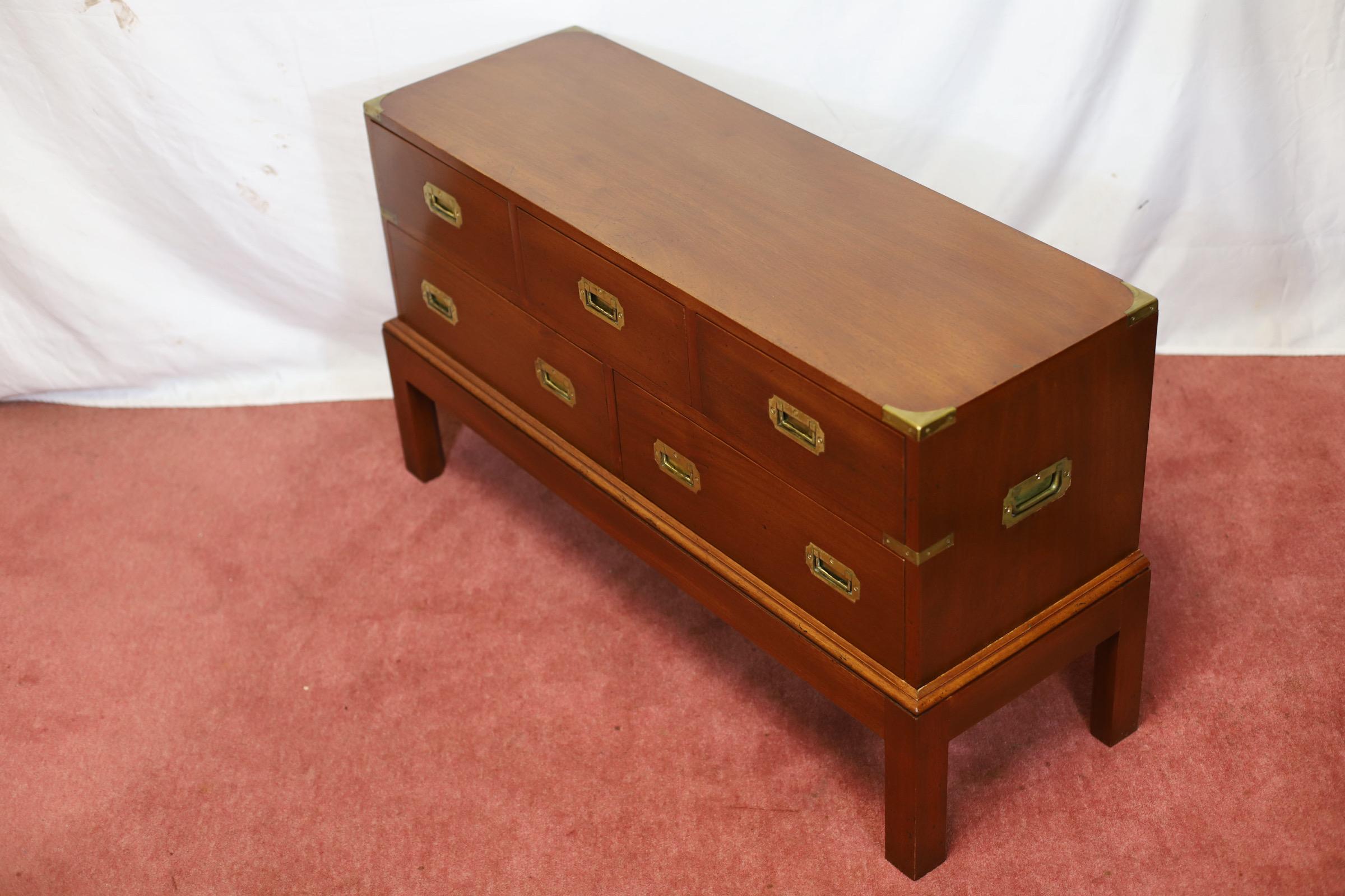 Lovely Oak  And Brass Bound Military Campaign Style Low Chest Of Drawers In Good Condition For Sale In Crawley, GB