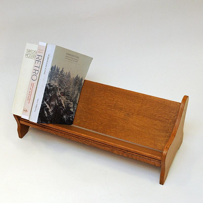 Freestanding and decorative jugend style oak shelf or book cradle to place on your table, desk, bench or wherever you prefer to have your books or magazines. Lovely design from around the 1920 -1930s. The cradle has a large open space for books,