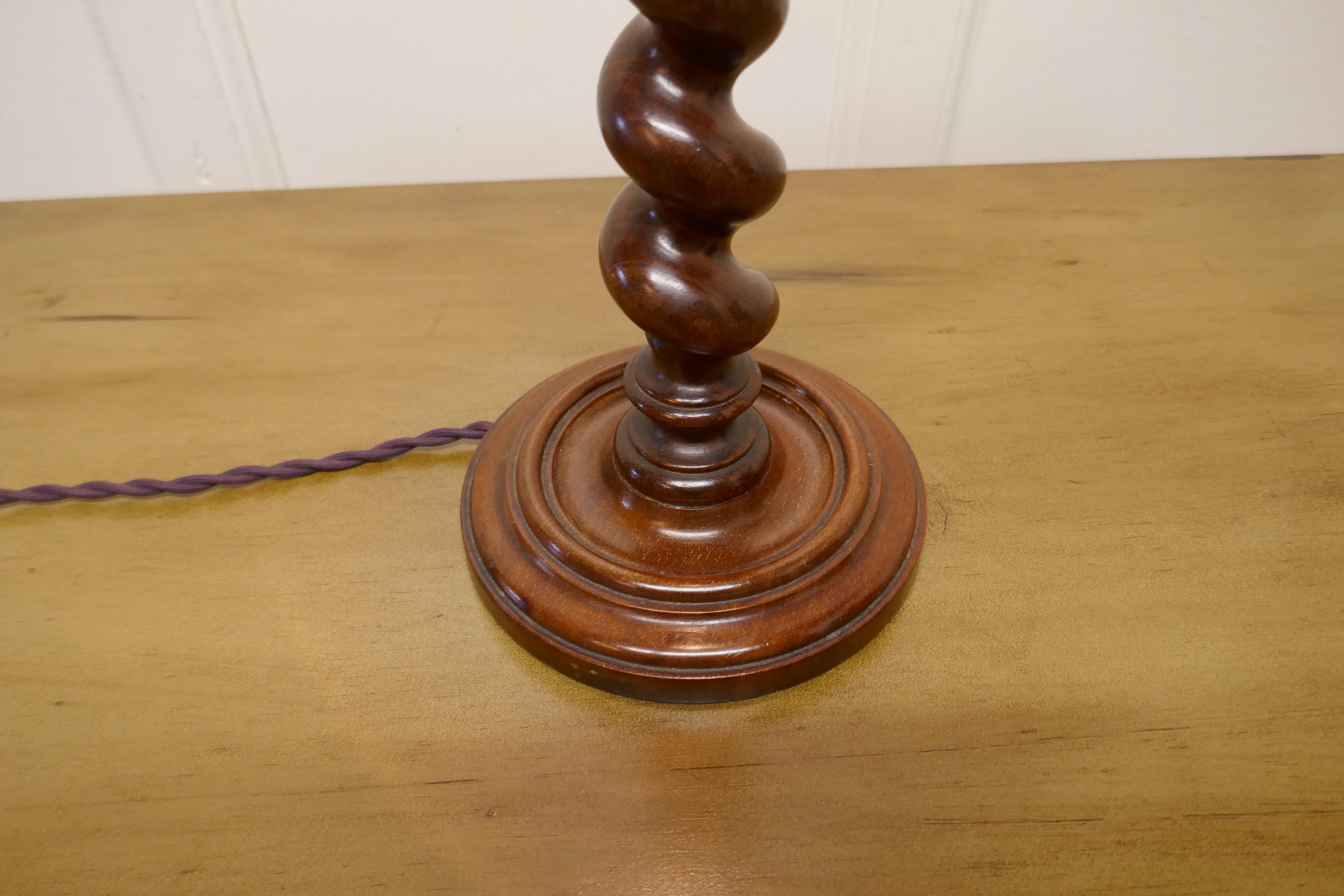 Lovely Oak Turned Barley Twist Table Lamp In Good Condition In Chillerton, Isle of Wight