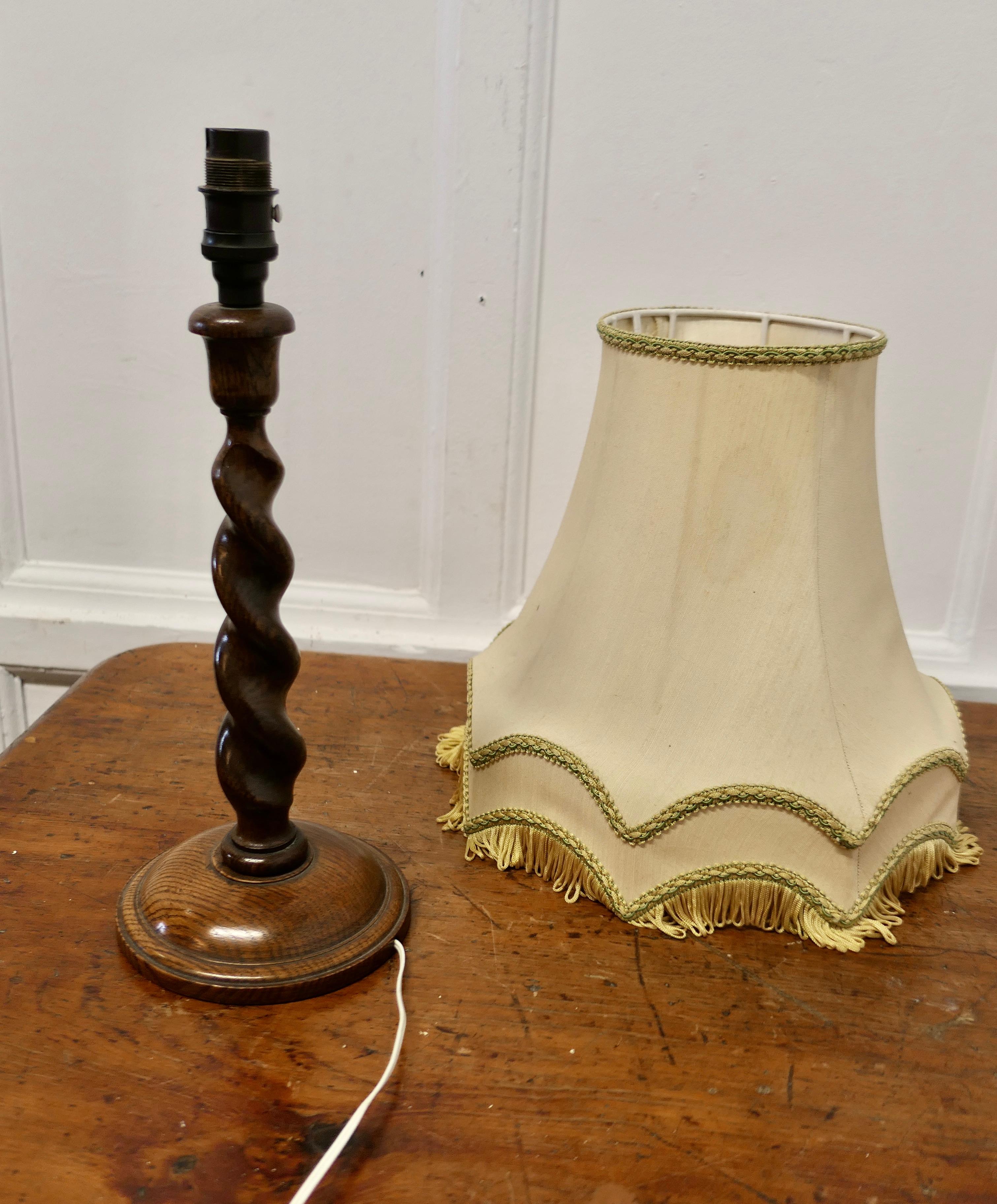 Early 20th Century Lovely Oak Turned Barley Twist Table Lamp     For Sale