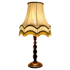 Jolie lampe de table en chêne tourné Barley Twist    