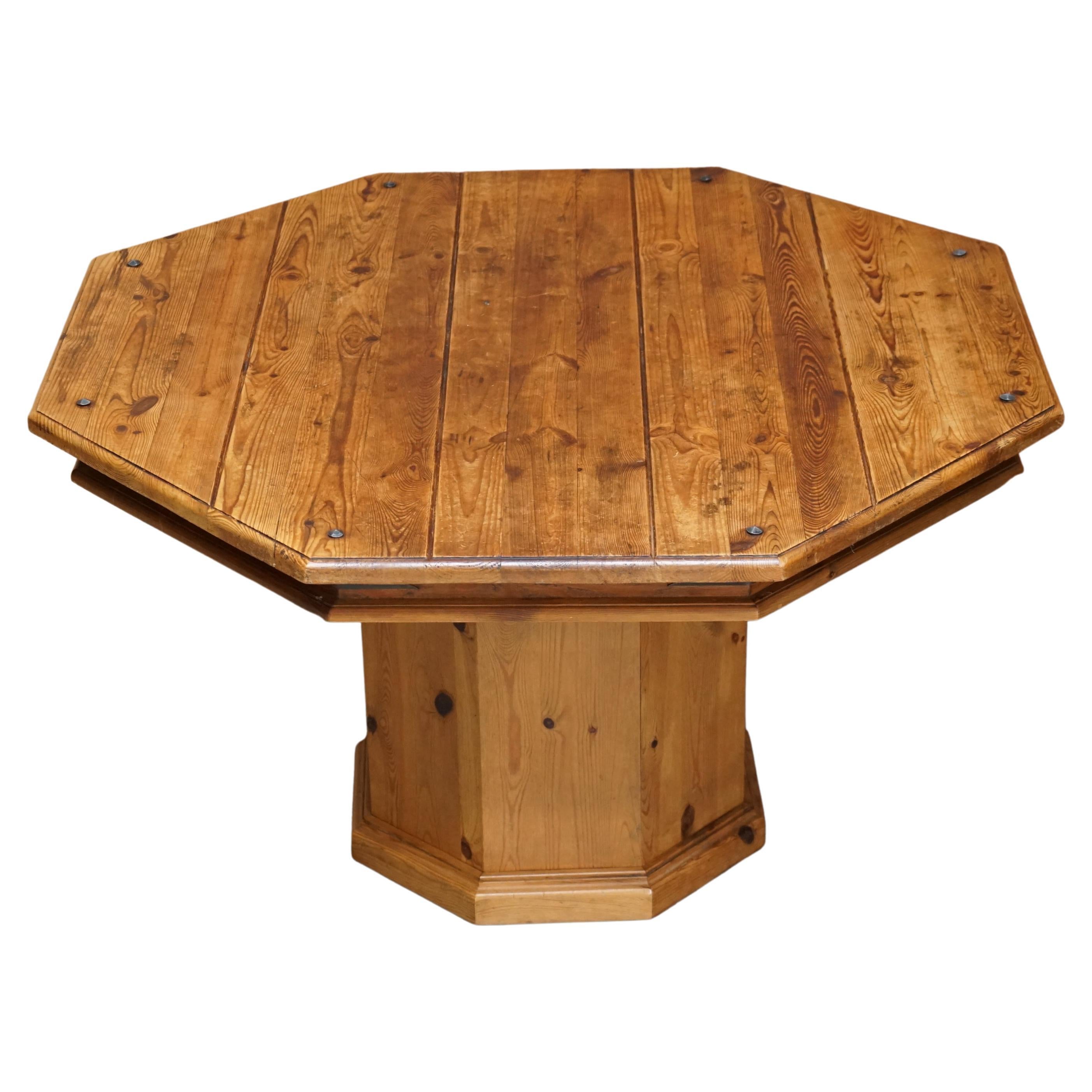 Jolie table de salle à manger octogonale en pin vintage avec base à piédestal et accessoires en fer
