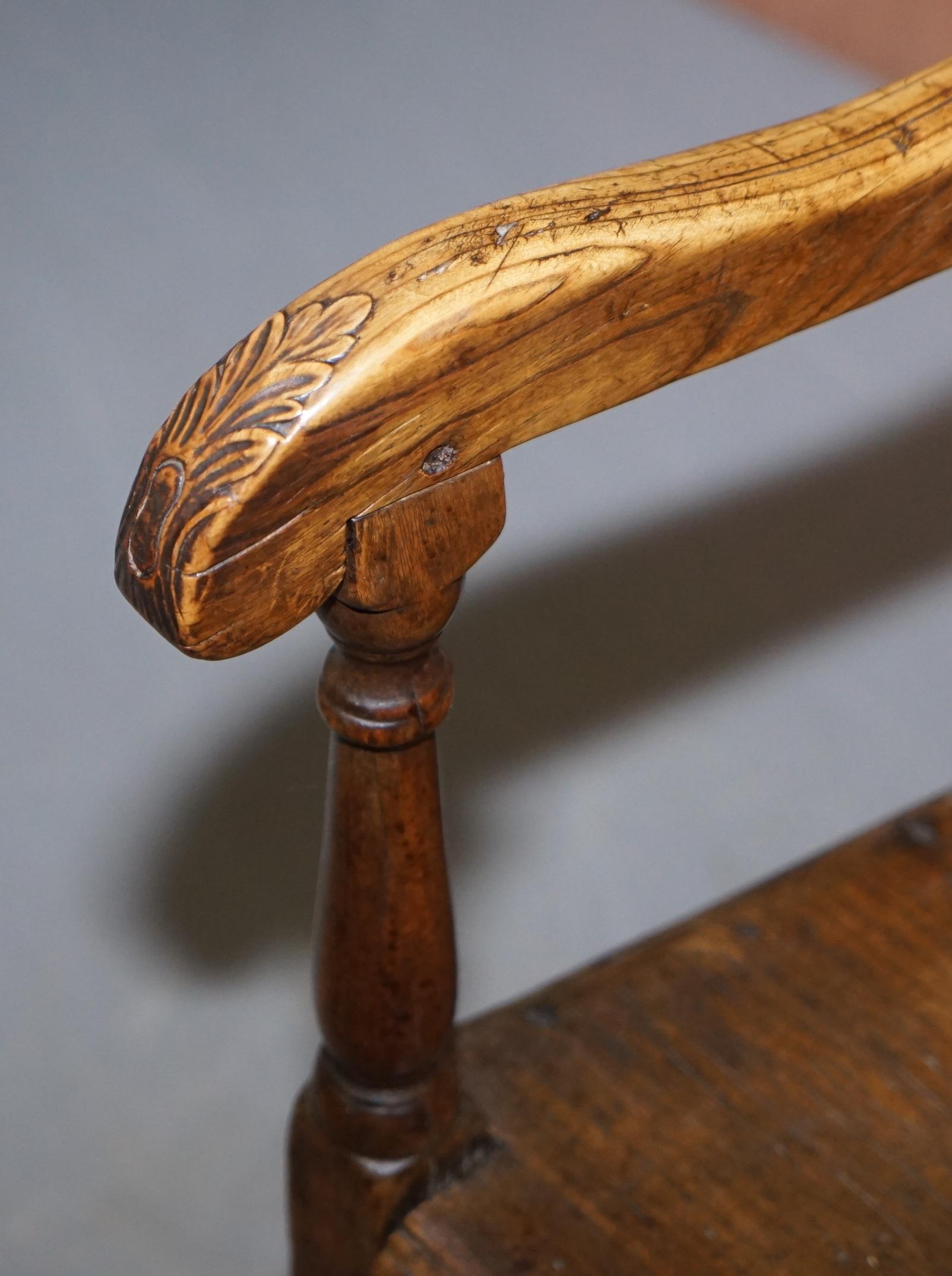Ravissant fauteuil original en bois sculpté Wainscot du 18ème siècle Herve Liege, Belgique en vente 2