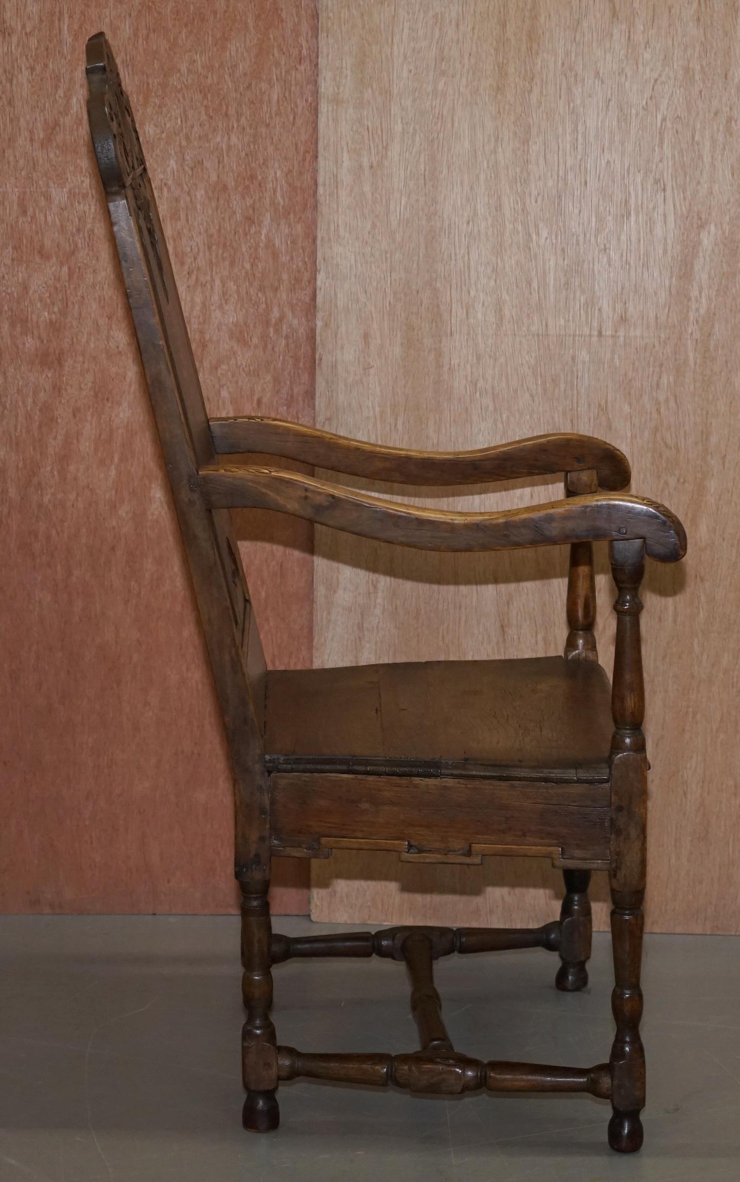 Ravissant fauteuil original en bois sculpté Wainscot du 18ème siècle Herve Liege, Belgique en vente 6