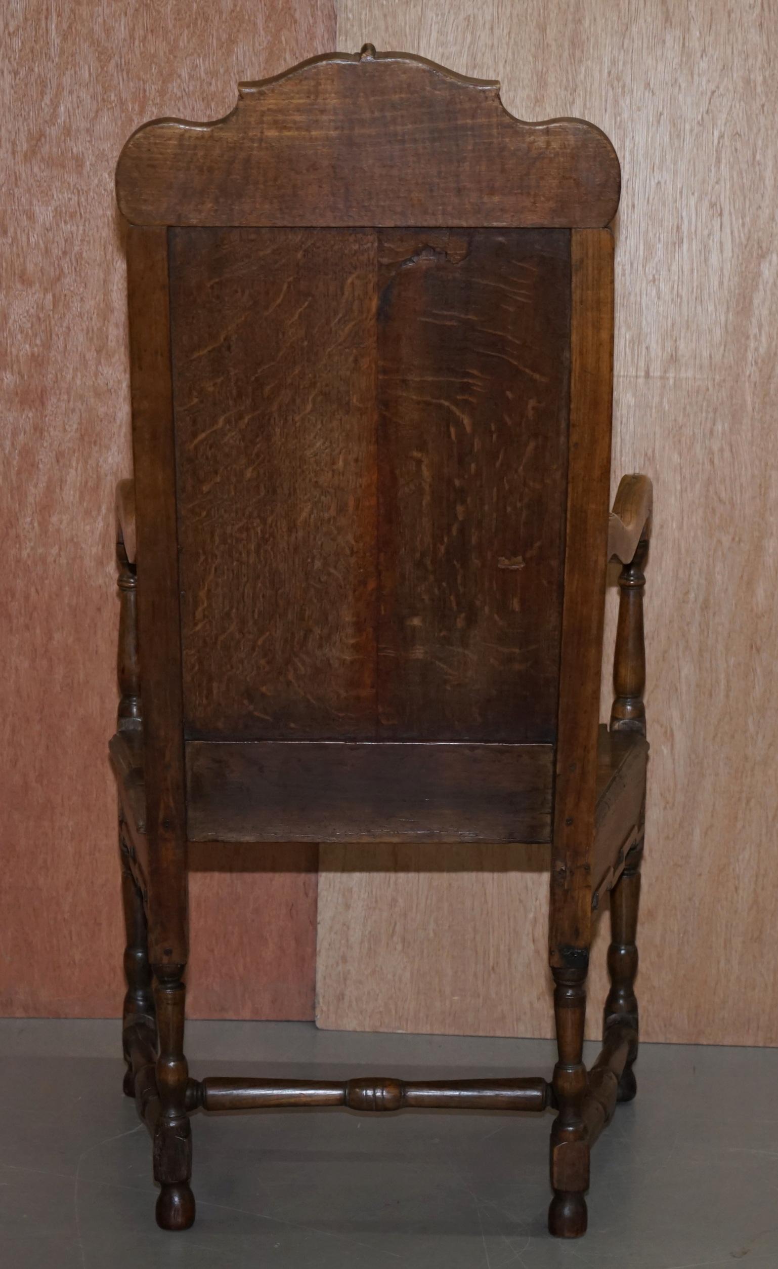 Ravissant fauteuil original en bois sculpté Wainscot du 18ème siècle Herve Liege, Belgique en vente 8