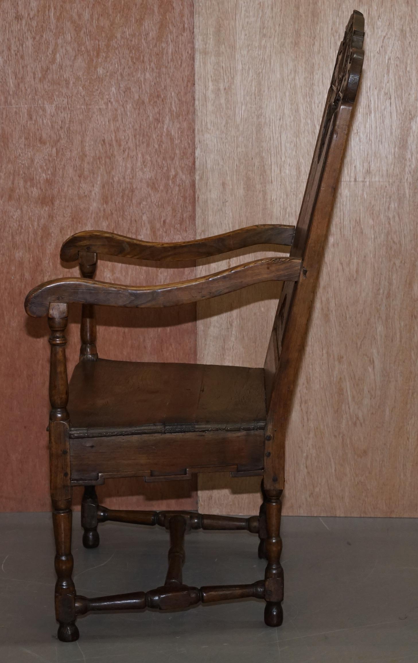 Ravissant fauteuil original en bois sculpté Wainscot du 18ème siècle Herve Liege, Belgique en vente 9