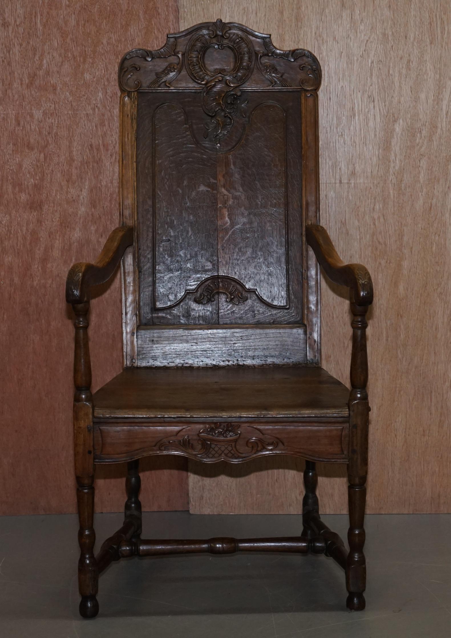Nous sommes ravis d'offrir à la vente ce très rare fauteuil Wainscot en chêne sculpté à la main par Herve Liege Belgique vers 1760

Une pièce originale très bien faite, la chaise est connue comme une chaise Herve Liege, elles sont rarement, voire