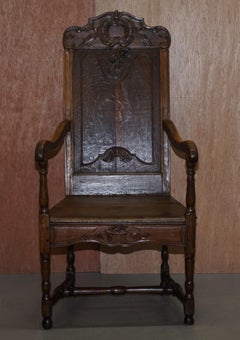 Bella poltrona in legno intagliato originale del XVIII secolo di Herve Liegi, in Belgio, con rivestimento in legno