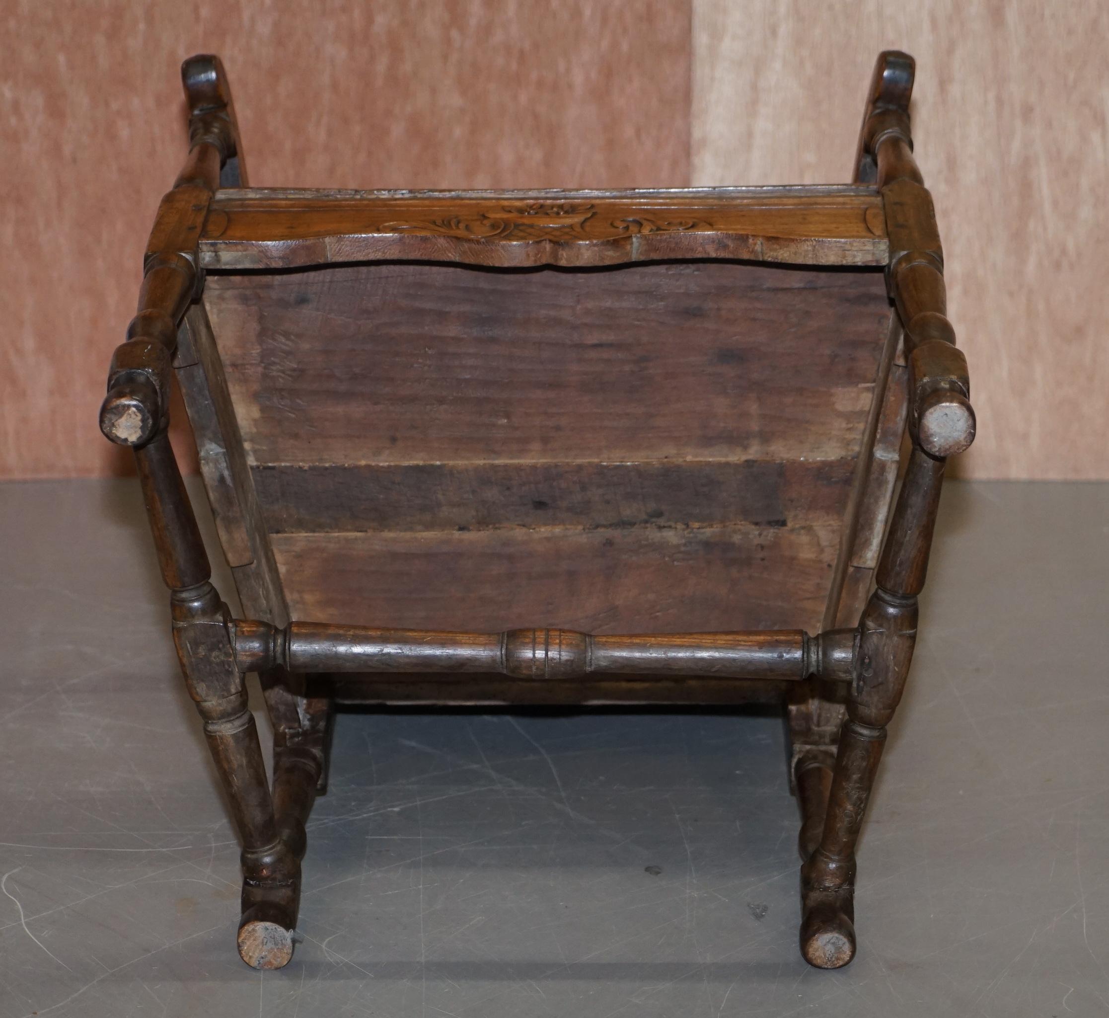 Ravissant fauteuil original en bois sculpté Wainscot du 18ème siècle Herve Liege, Belgique en vente 11
