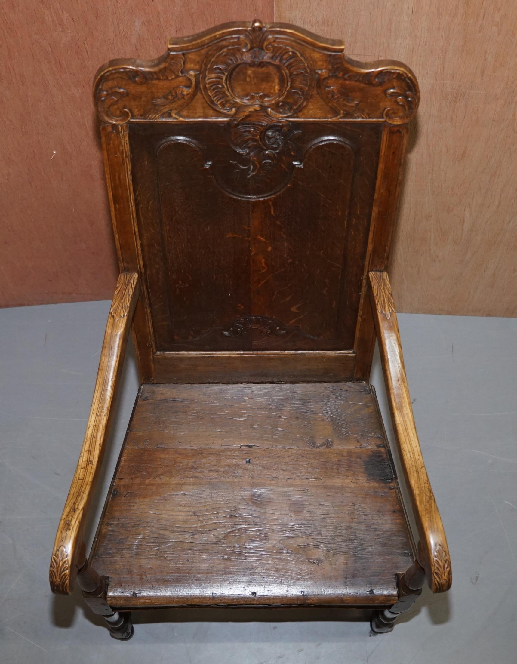 Fait main Ravissant fauteuil original en bois sculpté Wainscot du 18ème siècle Herve Liege, Belgique en vente
