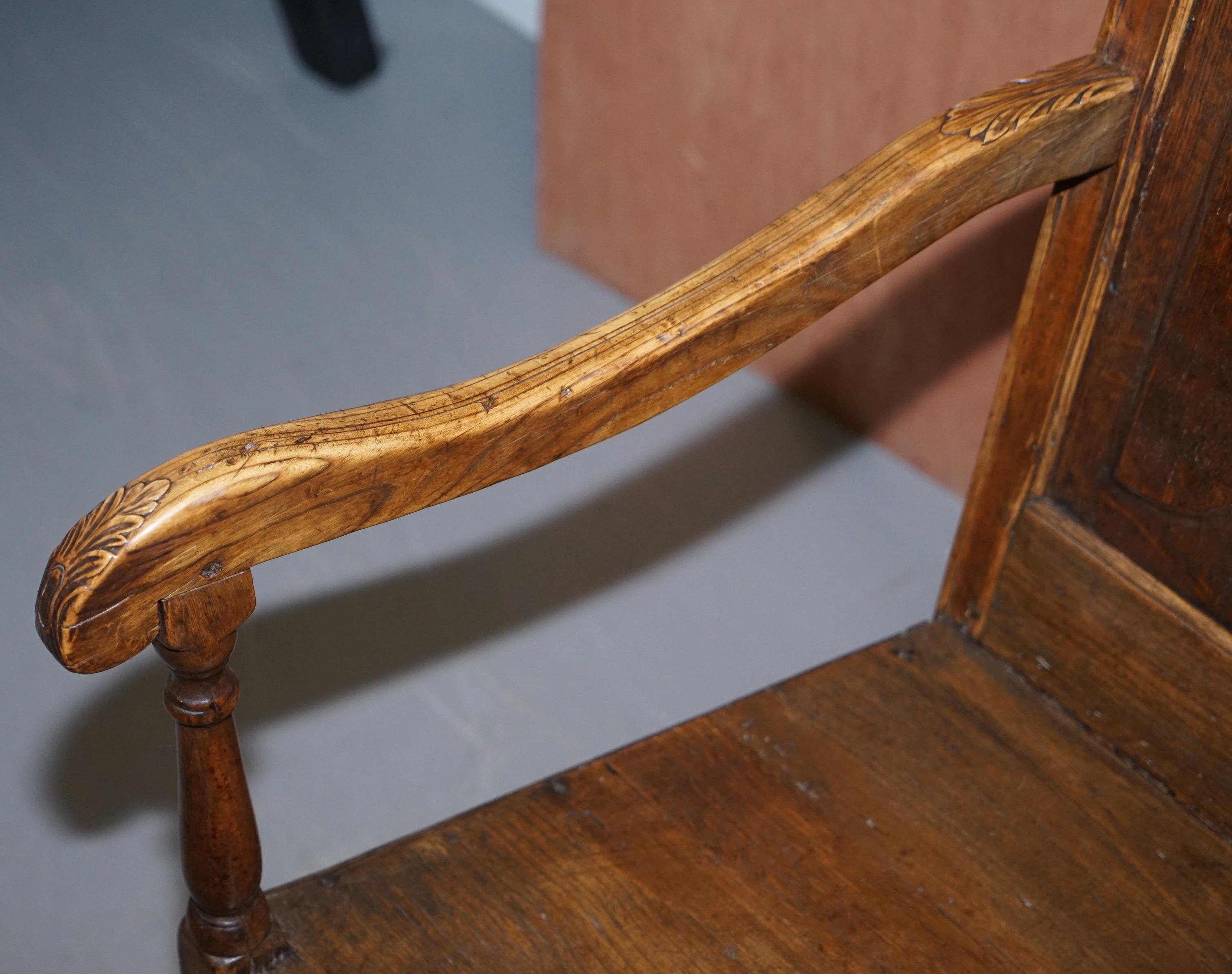 Chêne Ravissant fauteuil original en bois sculpté Wainscot du 18ème siècle Herve Liege, Belgique en vente