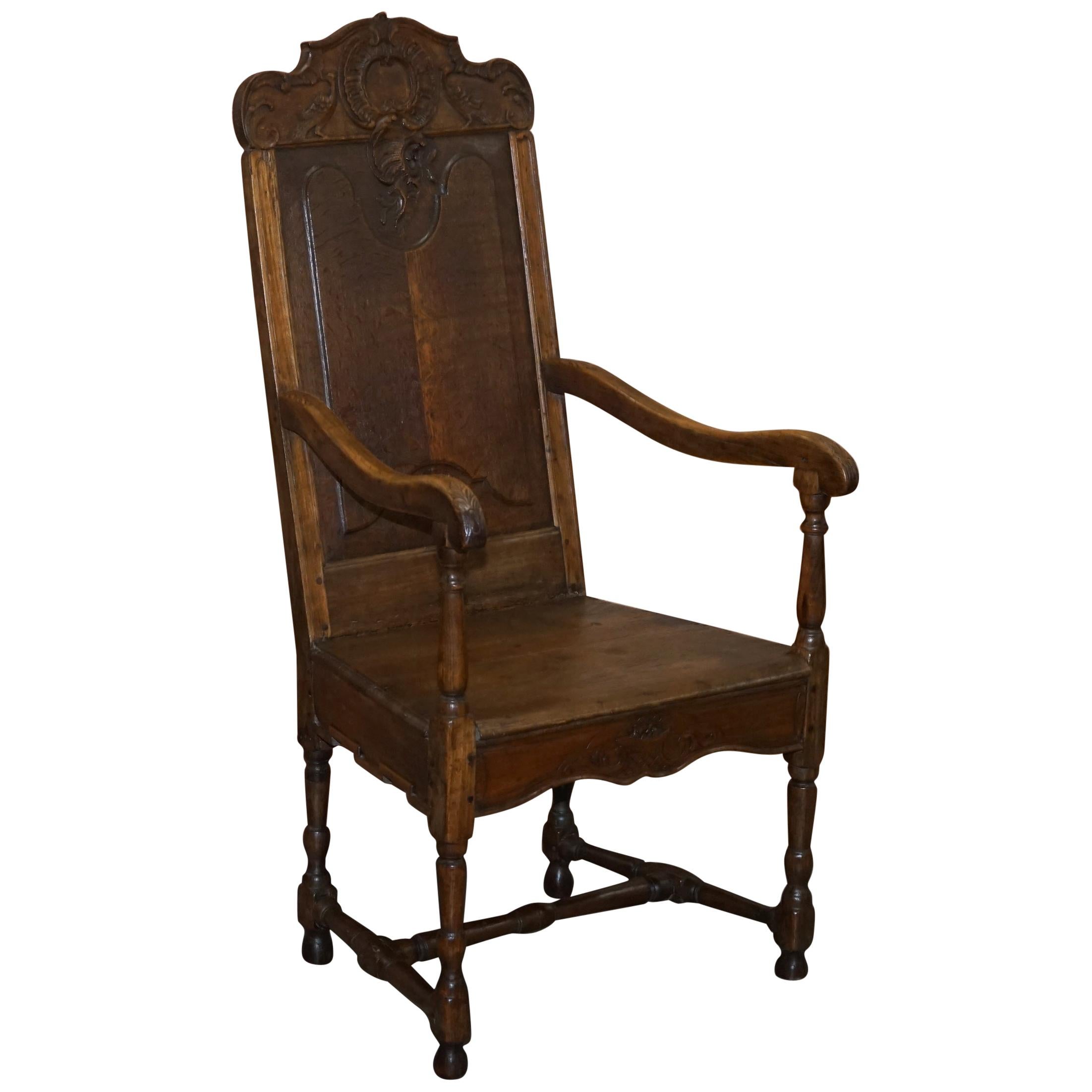 Ravissant fauteuil original en bois sculpté Wainscot du 18ème siècle Herve Liege, Belgique en vente